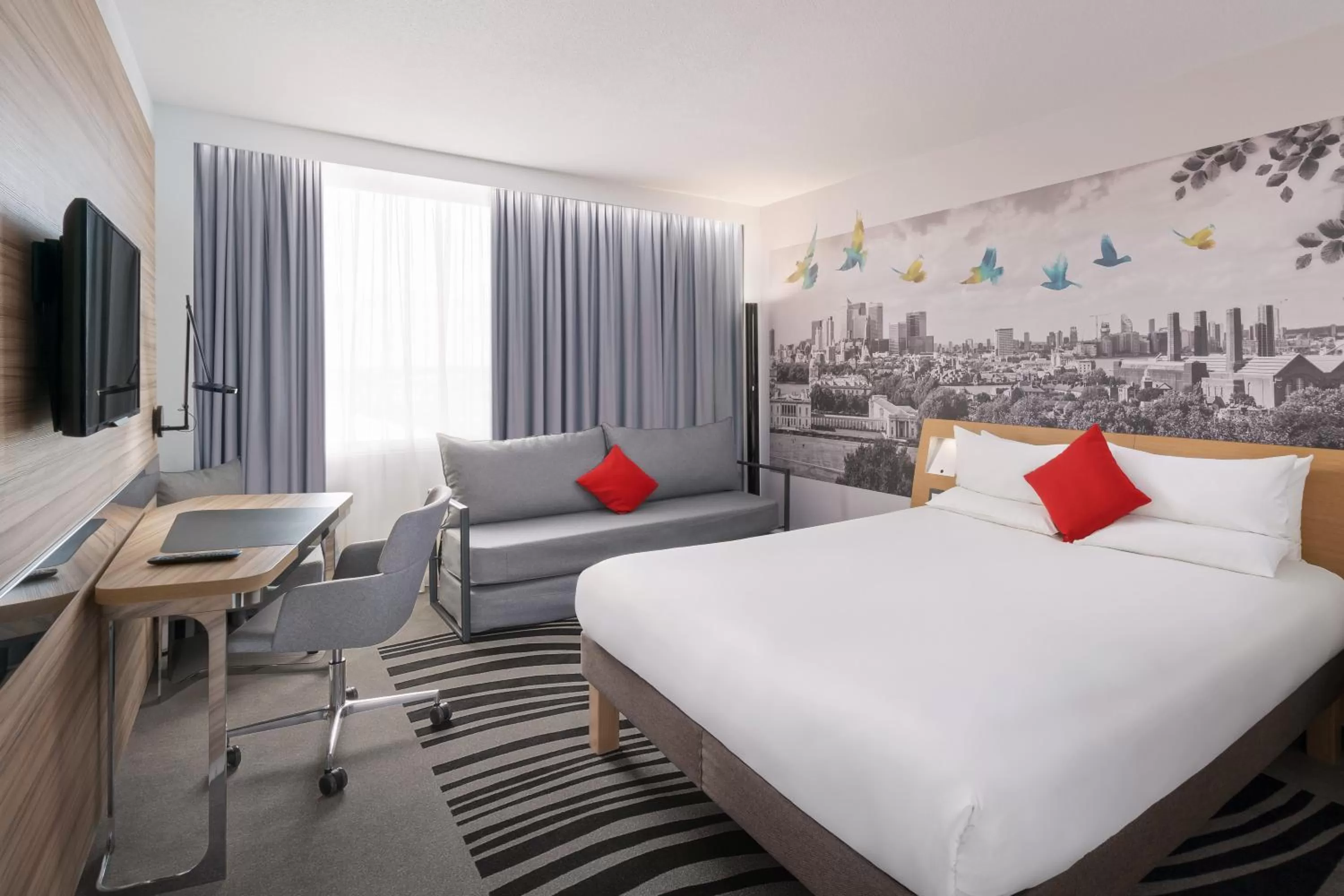 Bedroom, Bed in Novotel London Excel