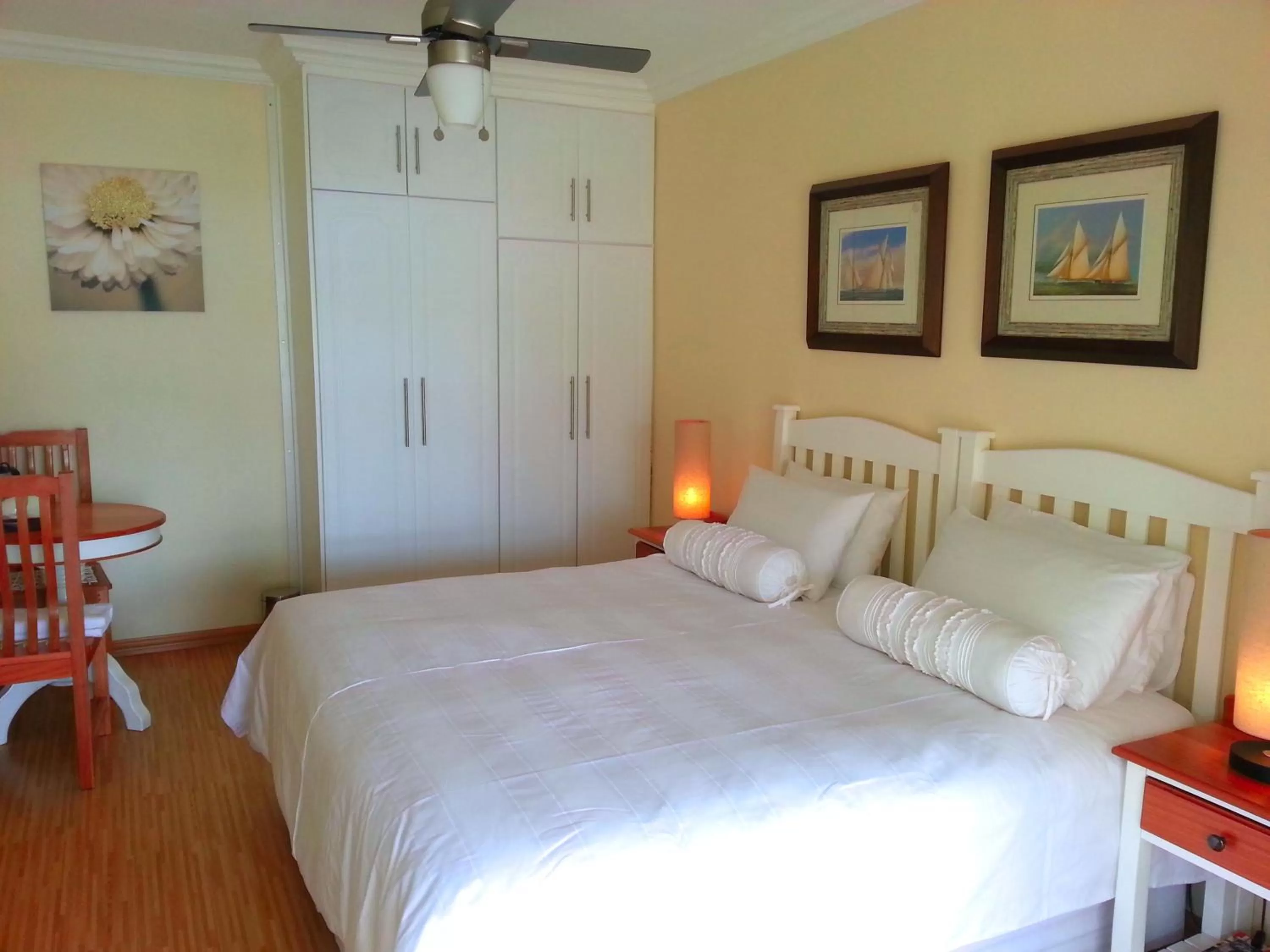 Photo of the whole room, Bed in Majestic