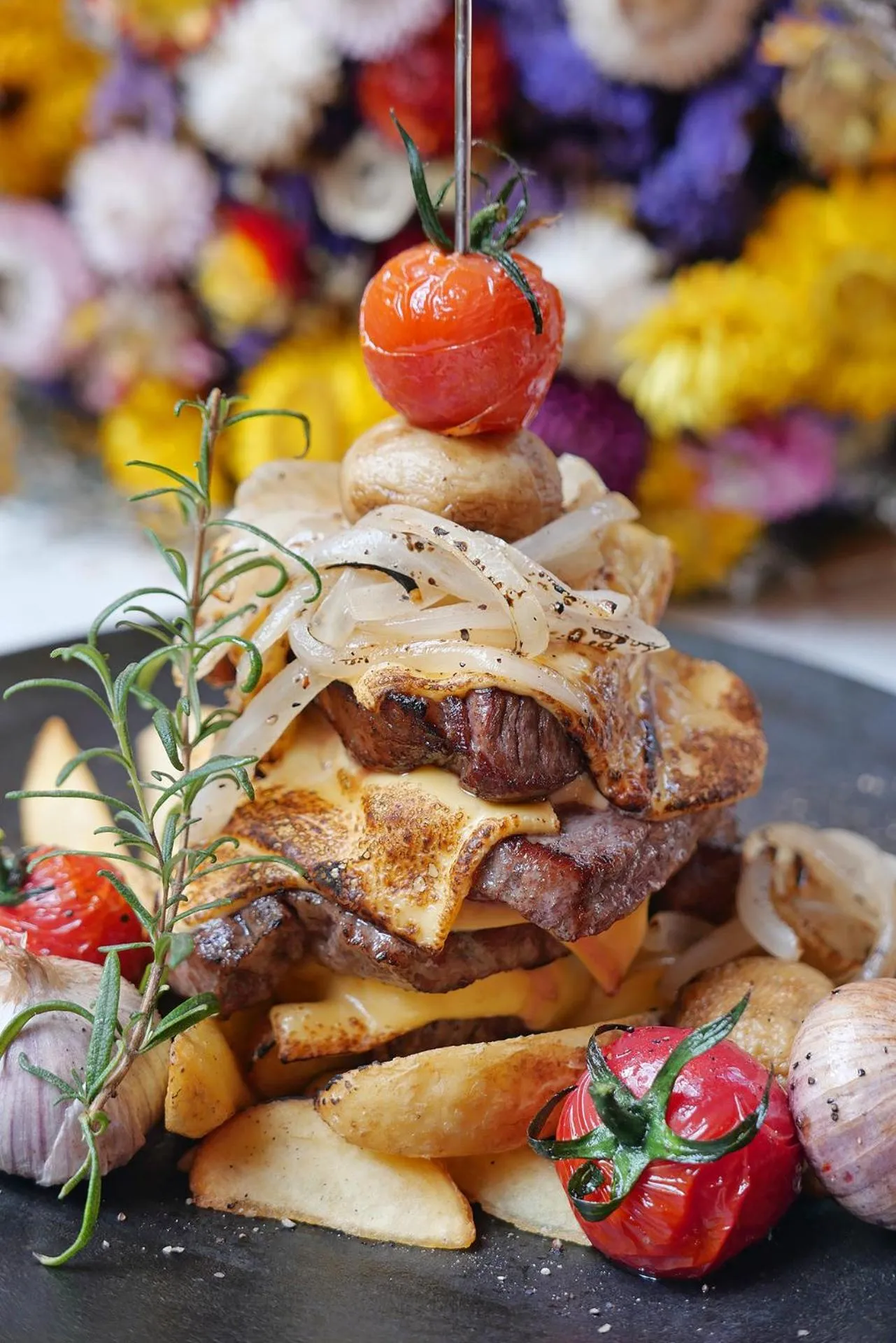 Restaurant/places to eat in The Cloudland International Youth Hostel Close to the city center,15 min walks to the subway, Close to the night market, old street, green lake, English-speaking service, free Activity convenient payment and visa cards are accepted