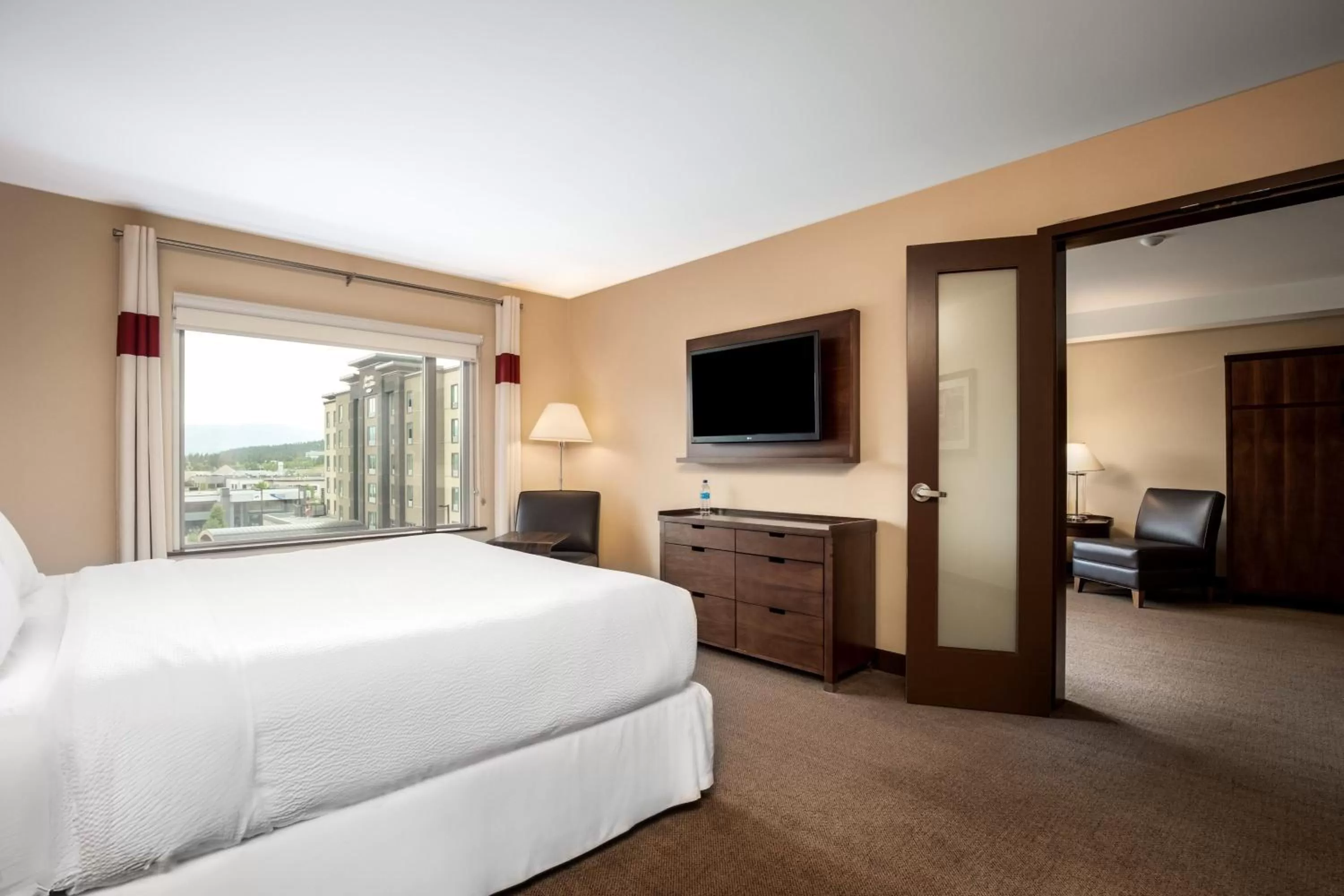 Bedroom, Bed in Four Points by Sheraton Kelowna Airport
