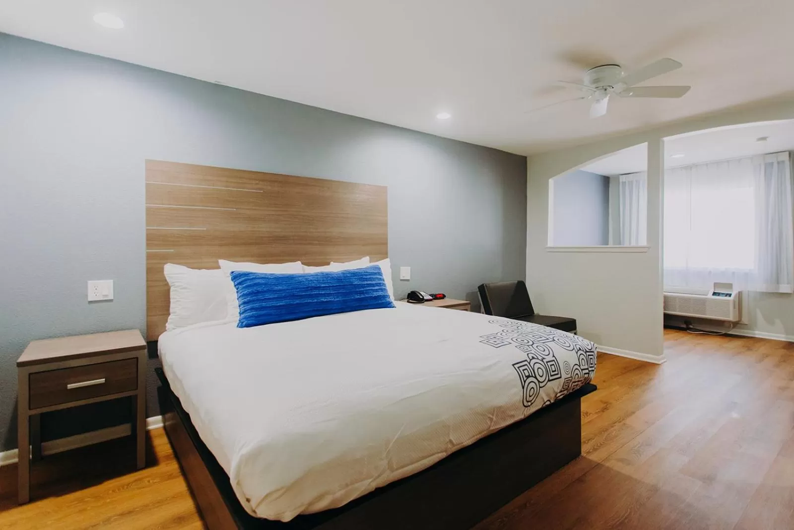 Bedroom, Bed in Scottish Inn & Suites - Kemah Boardwalk