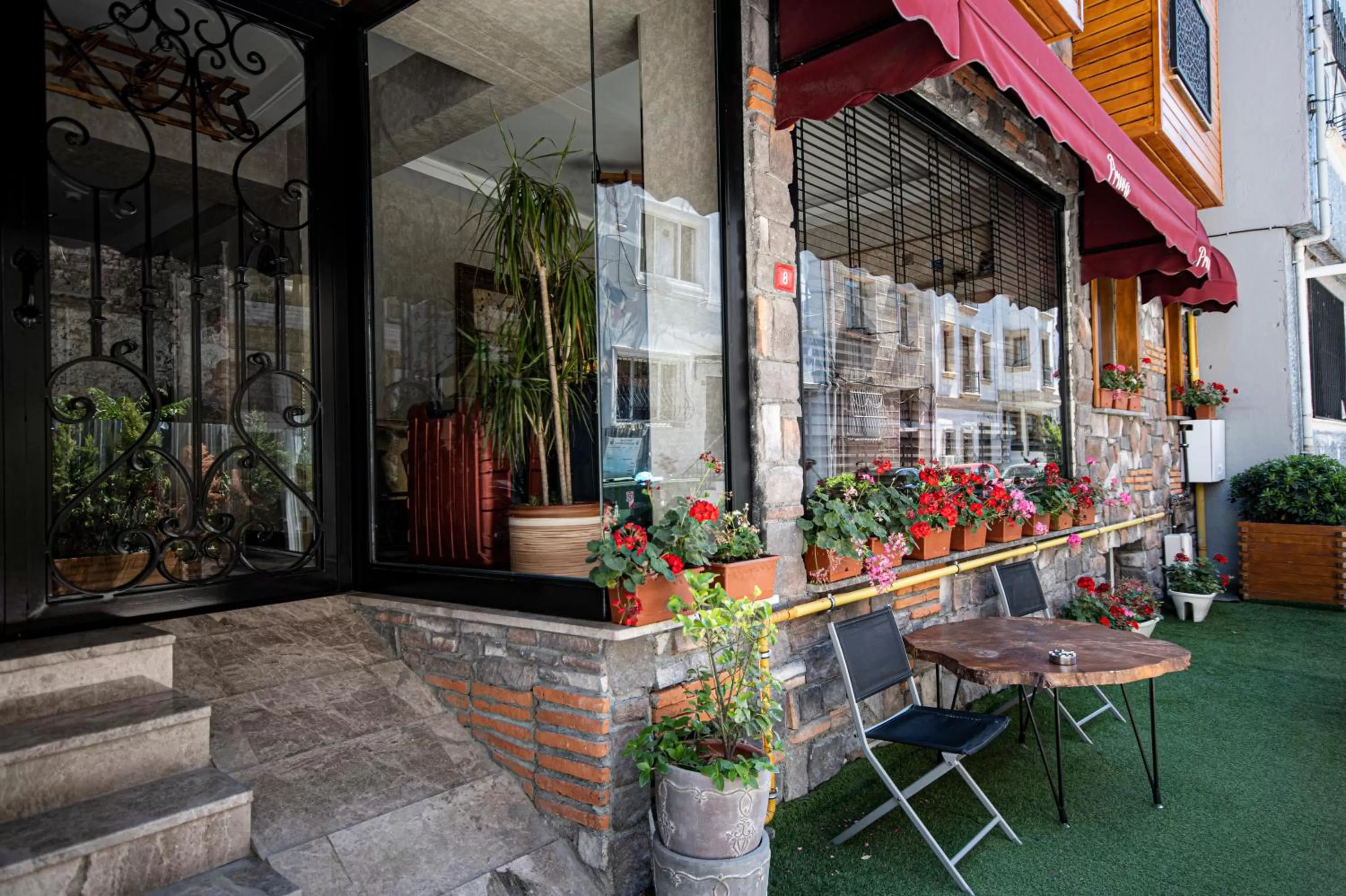 Facade/entrance in Pruva Hotel