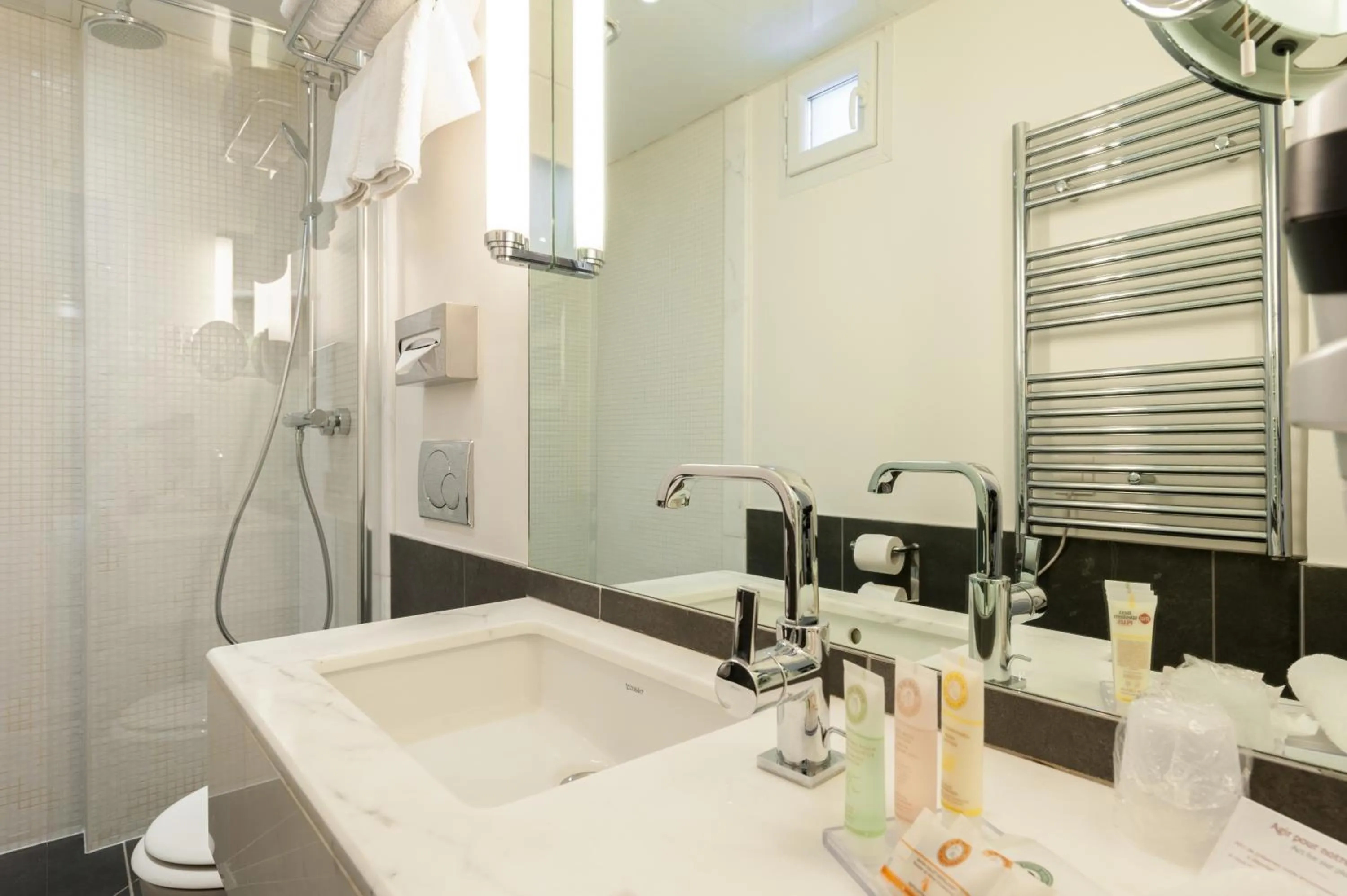 Bathroom in Best Western Plus Hotel Sydney Opera