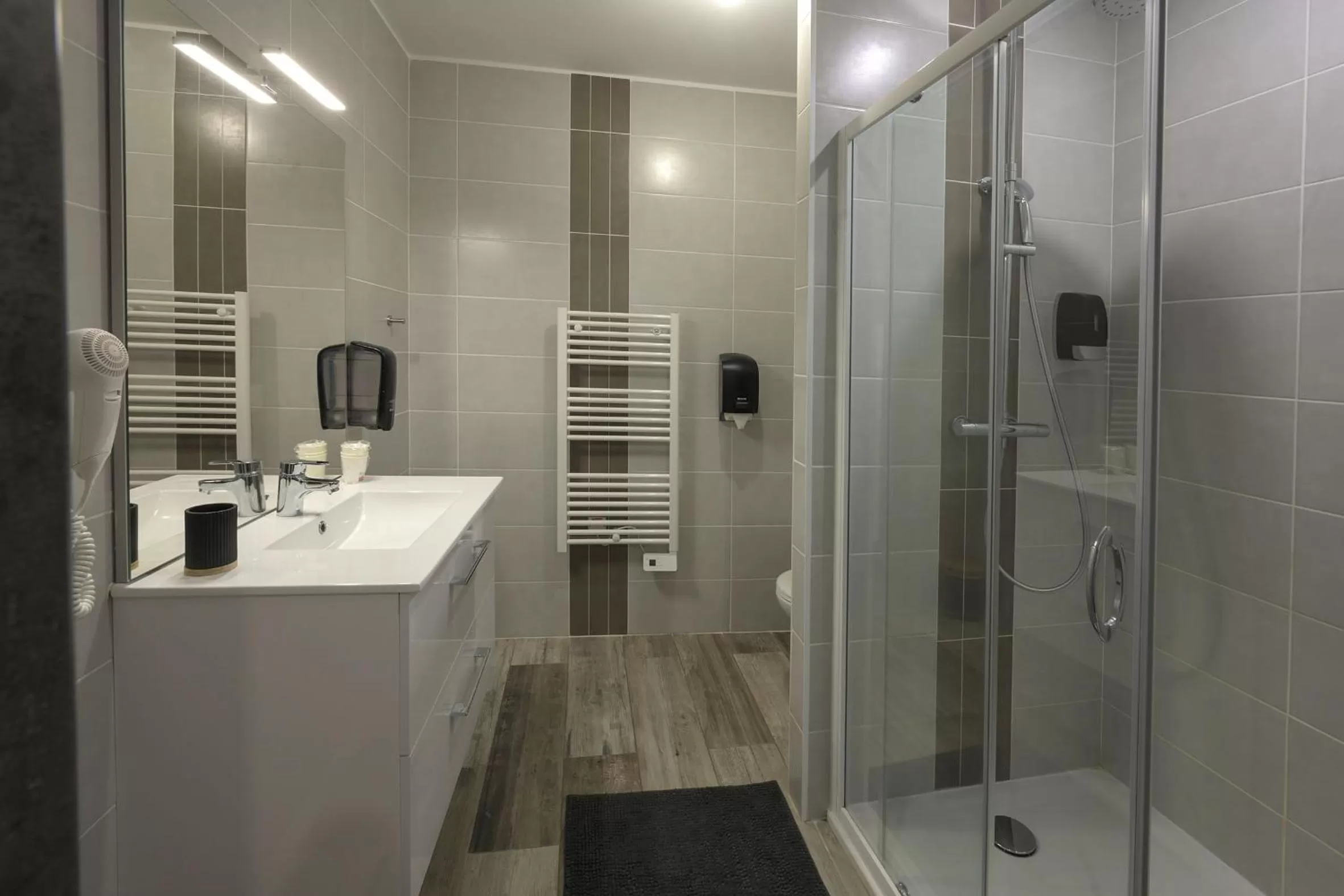 Shower in Hotel De La Croisée