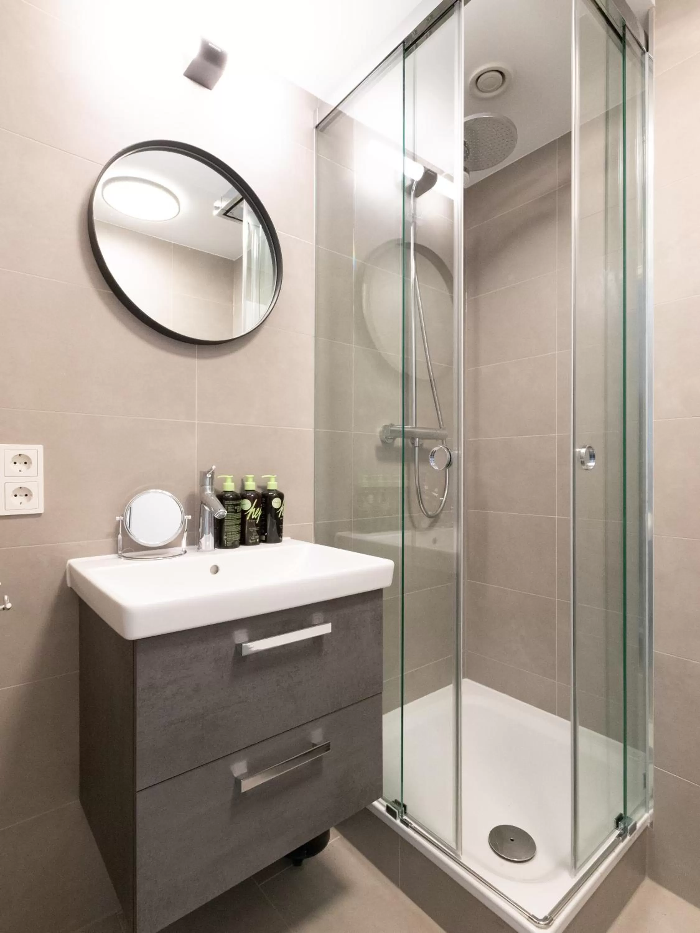 Shower in Limehome Berlin Luise Henriette Str - Digital Access