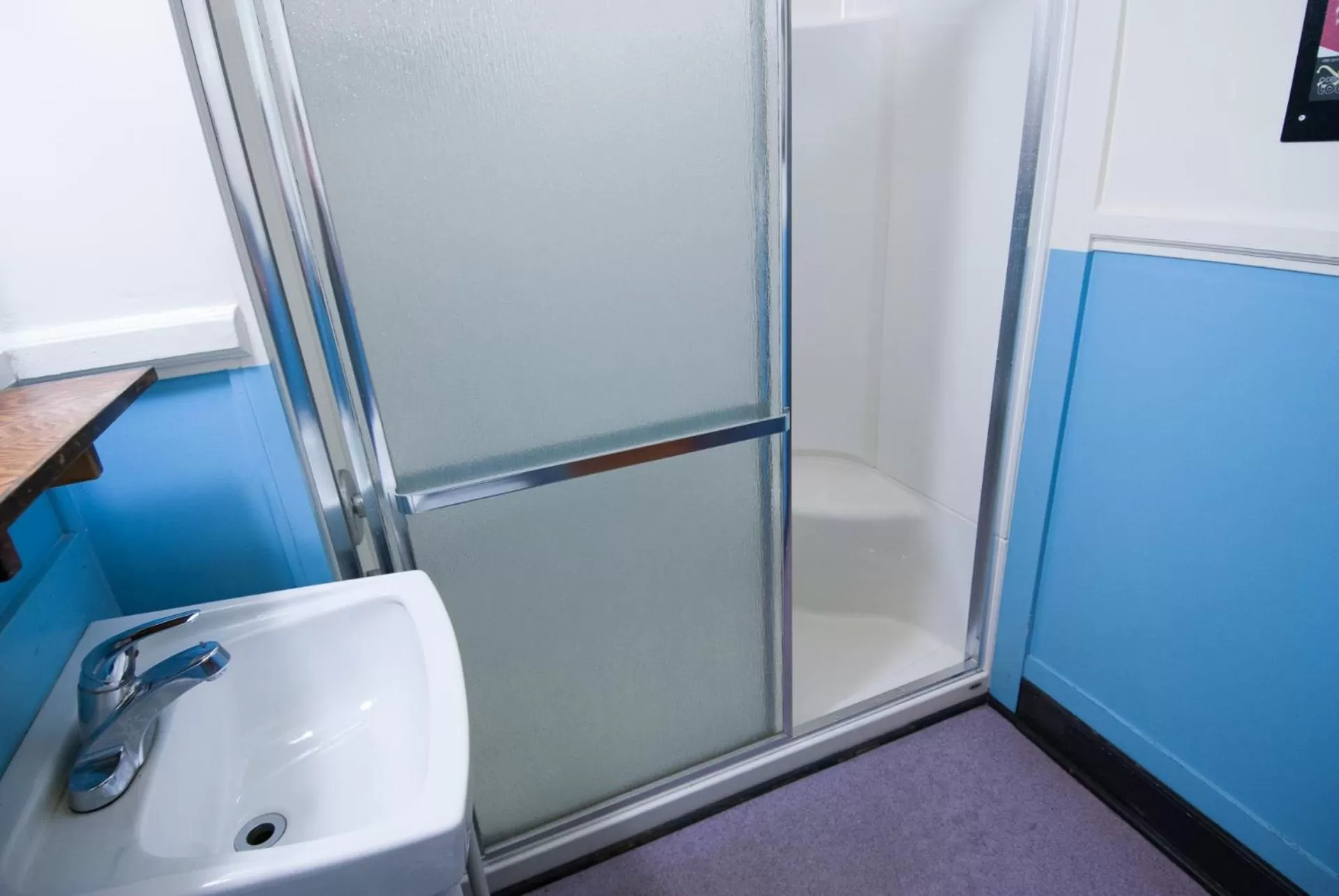 Shower in Ocean Island Inn | Backpackers | Suites