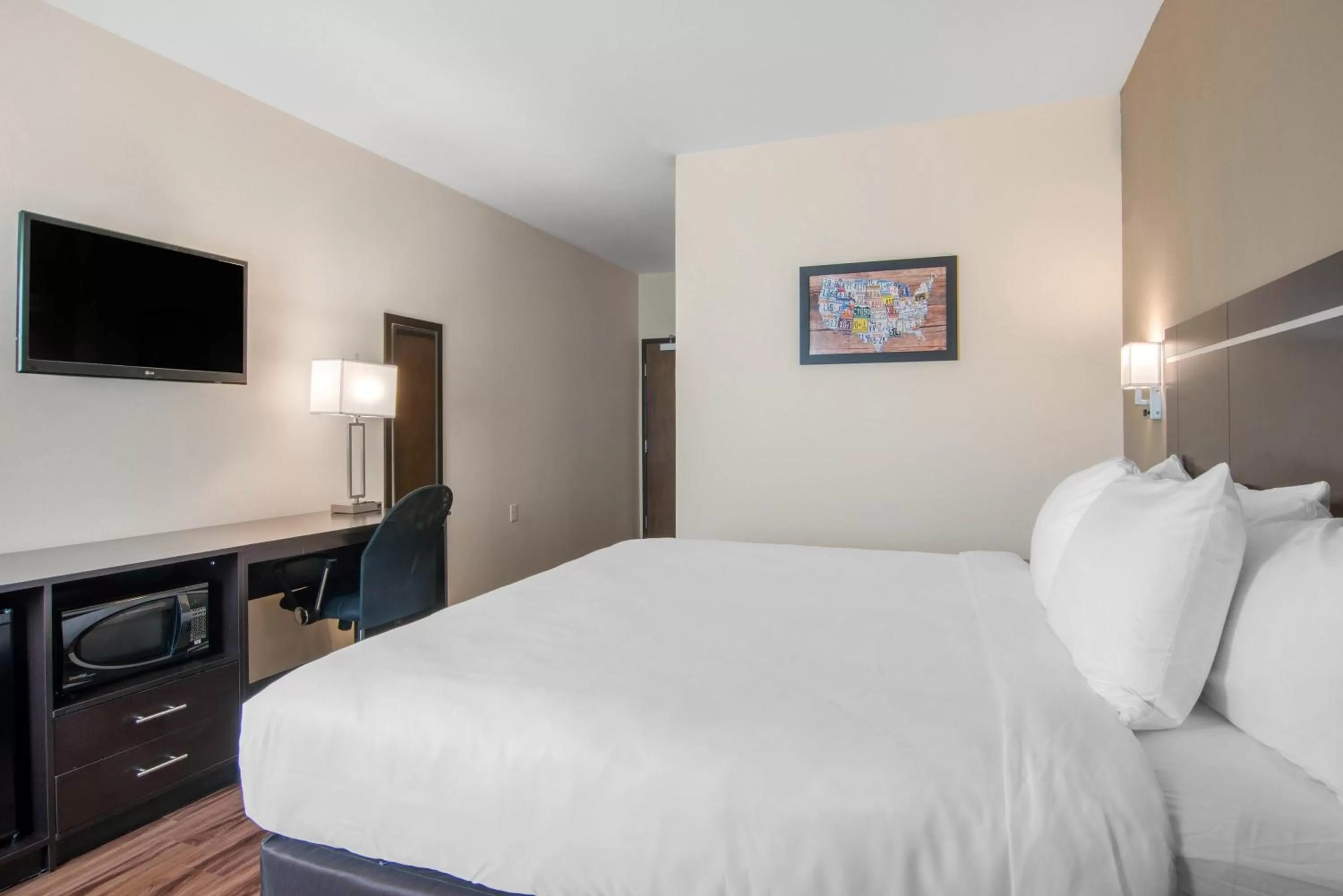 Bed in Econo Lodge Inn & Suites Springfield Main Street