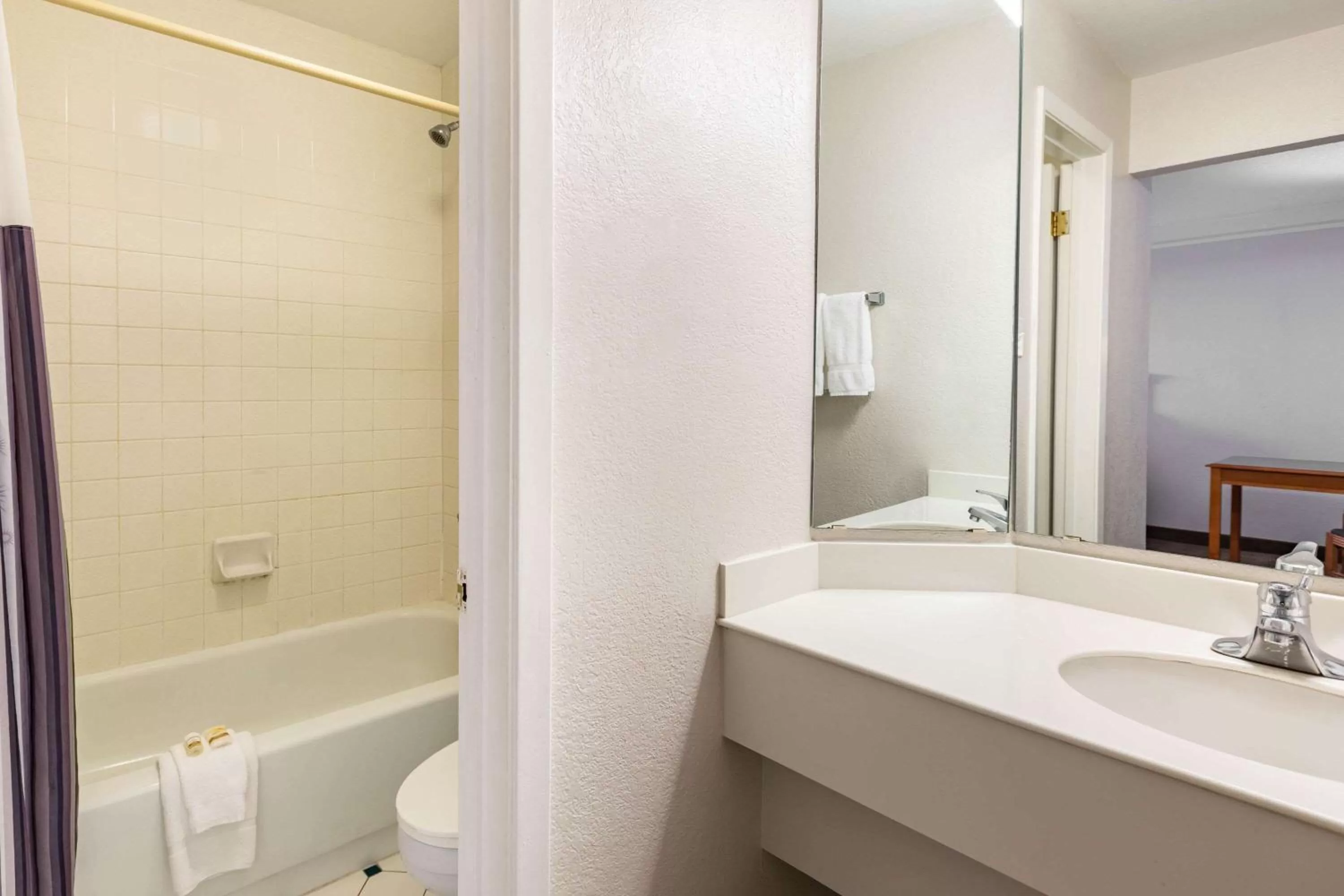 Bathroom in La Quinta Inn by Wyndham El Paso West