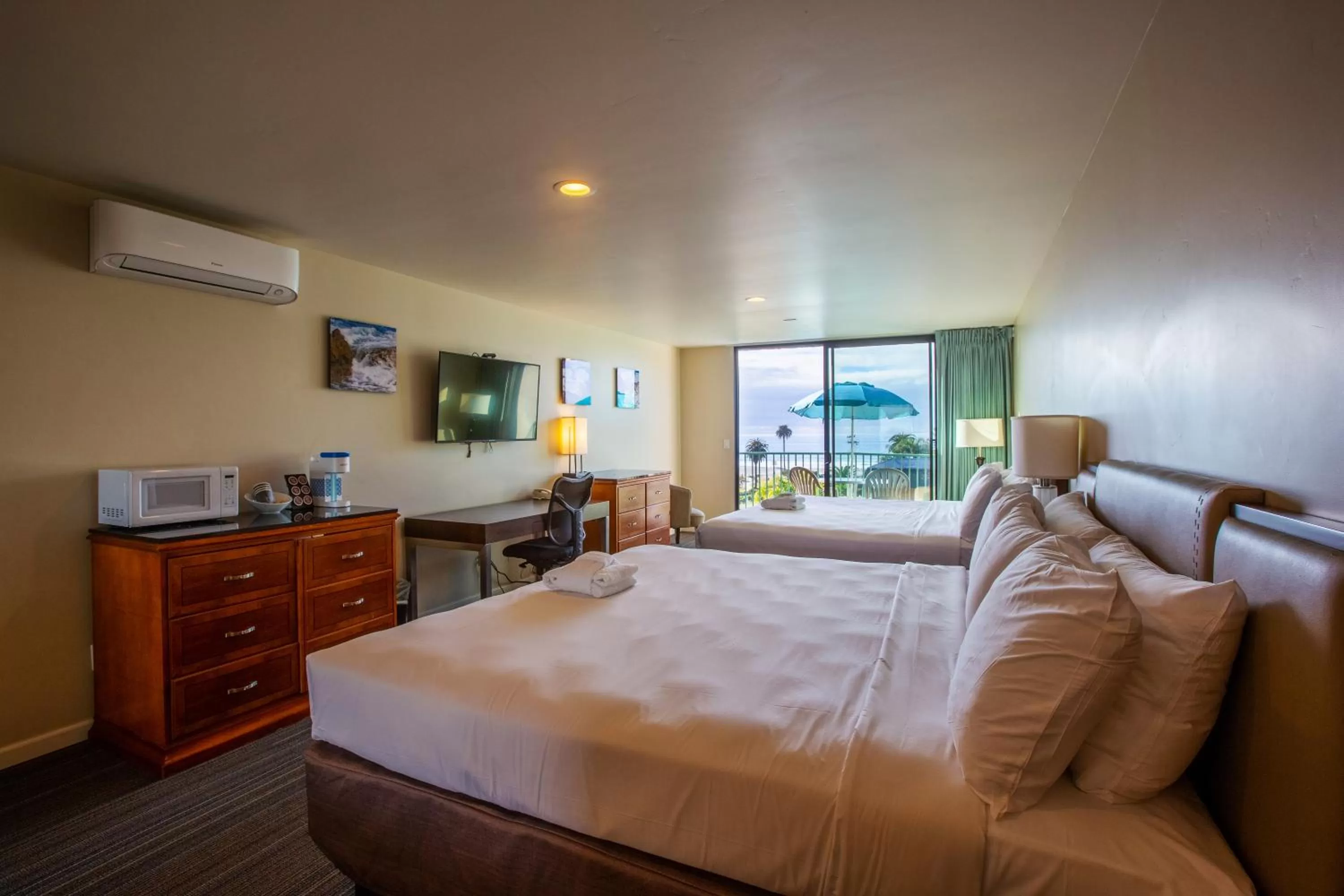 Bed in Moonlight Beach Motel