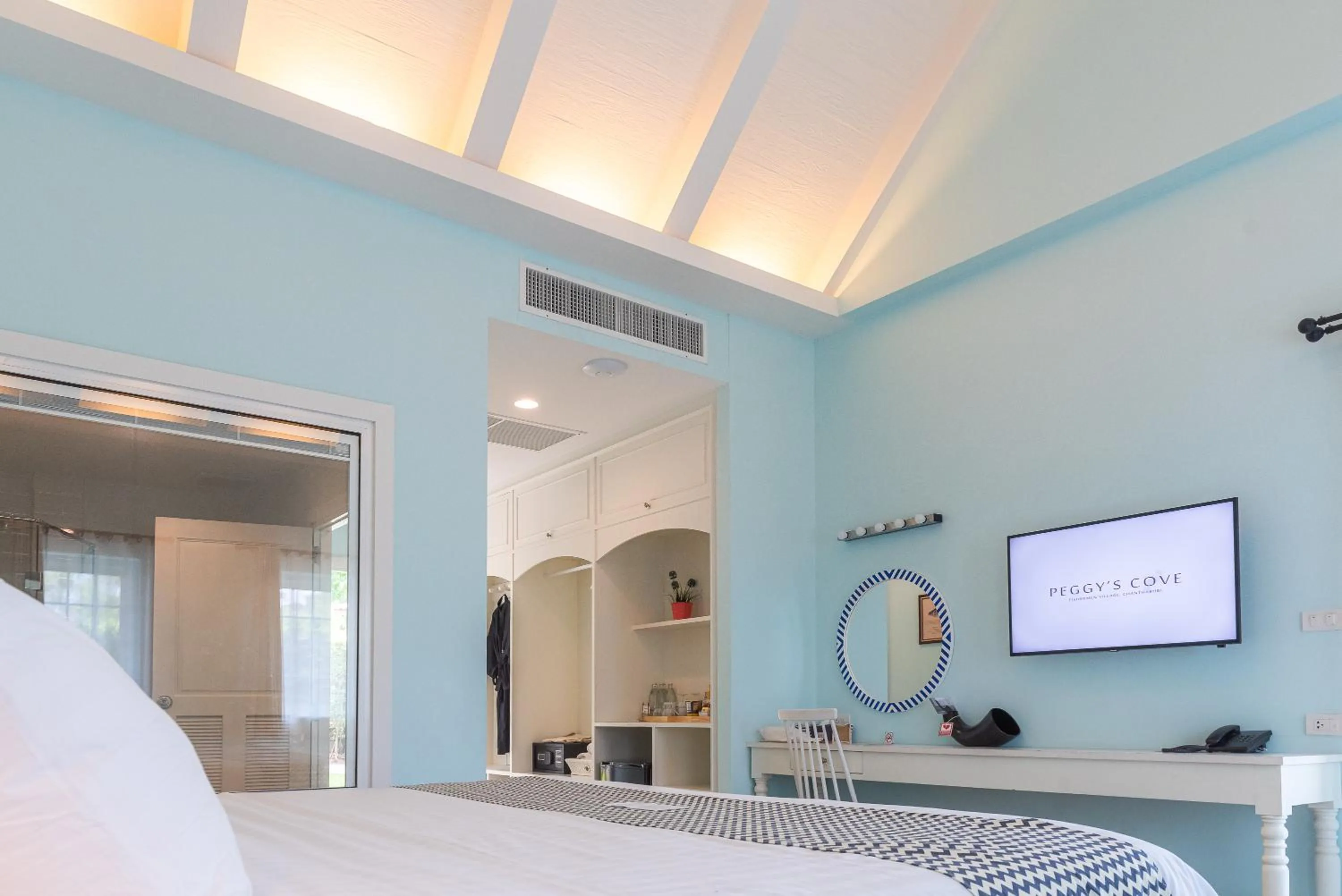 TV and multimedia, Bed in Peggy's Cove Resort