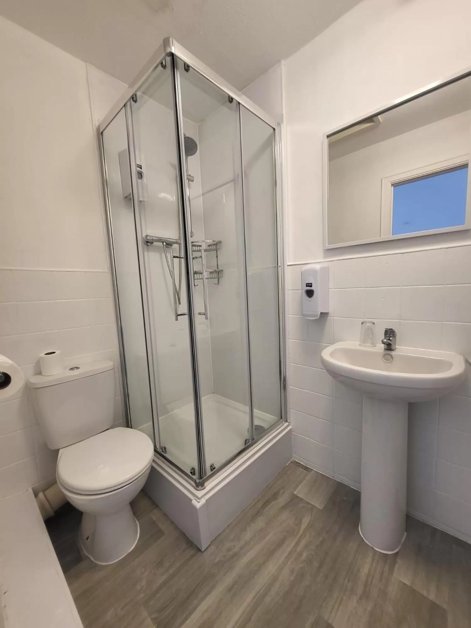 Bathroom in Beach Hotel Torbay B&B