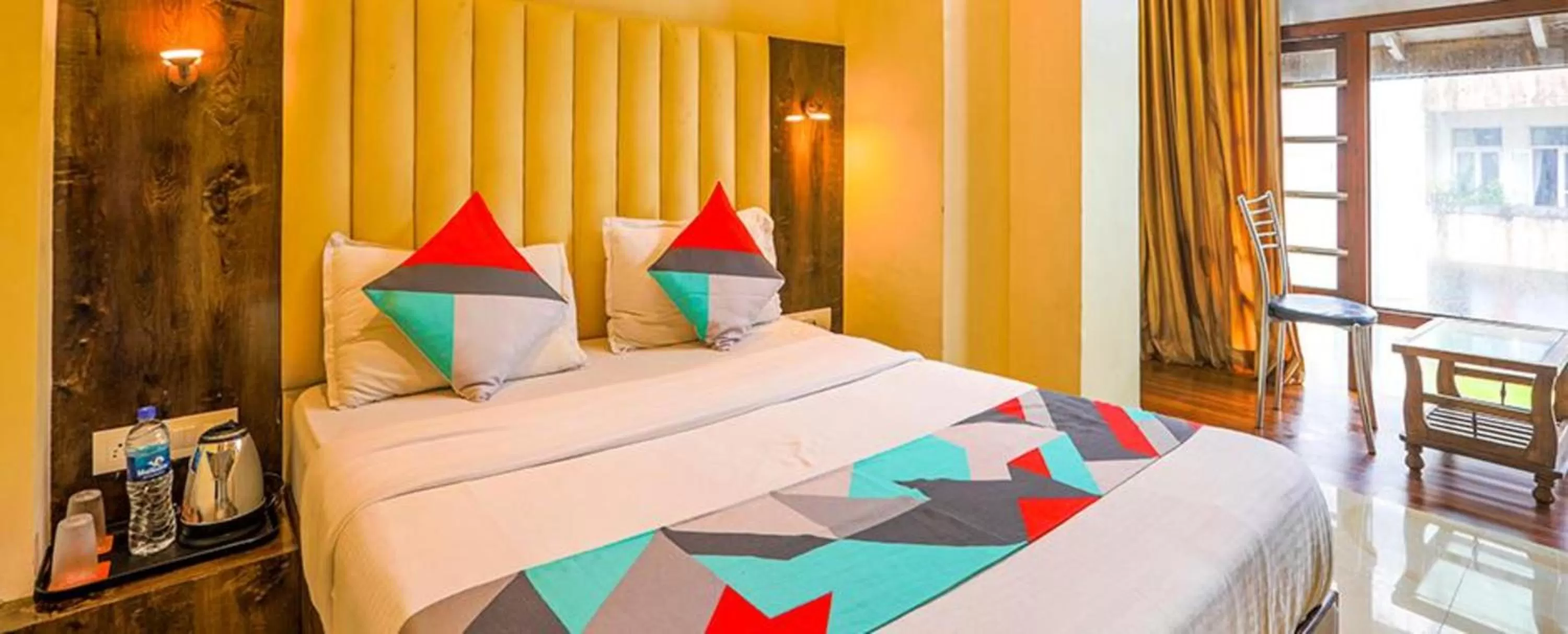 Property building, Bed in FabExpress Gateway Inn