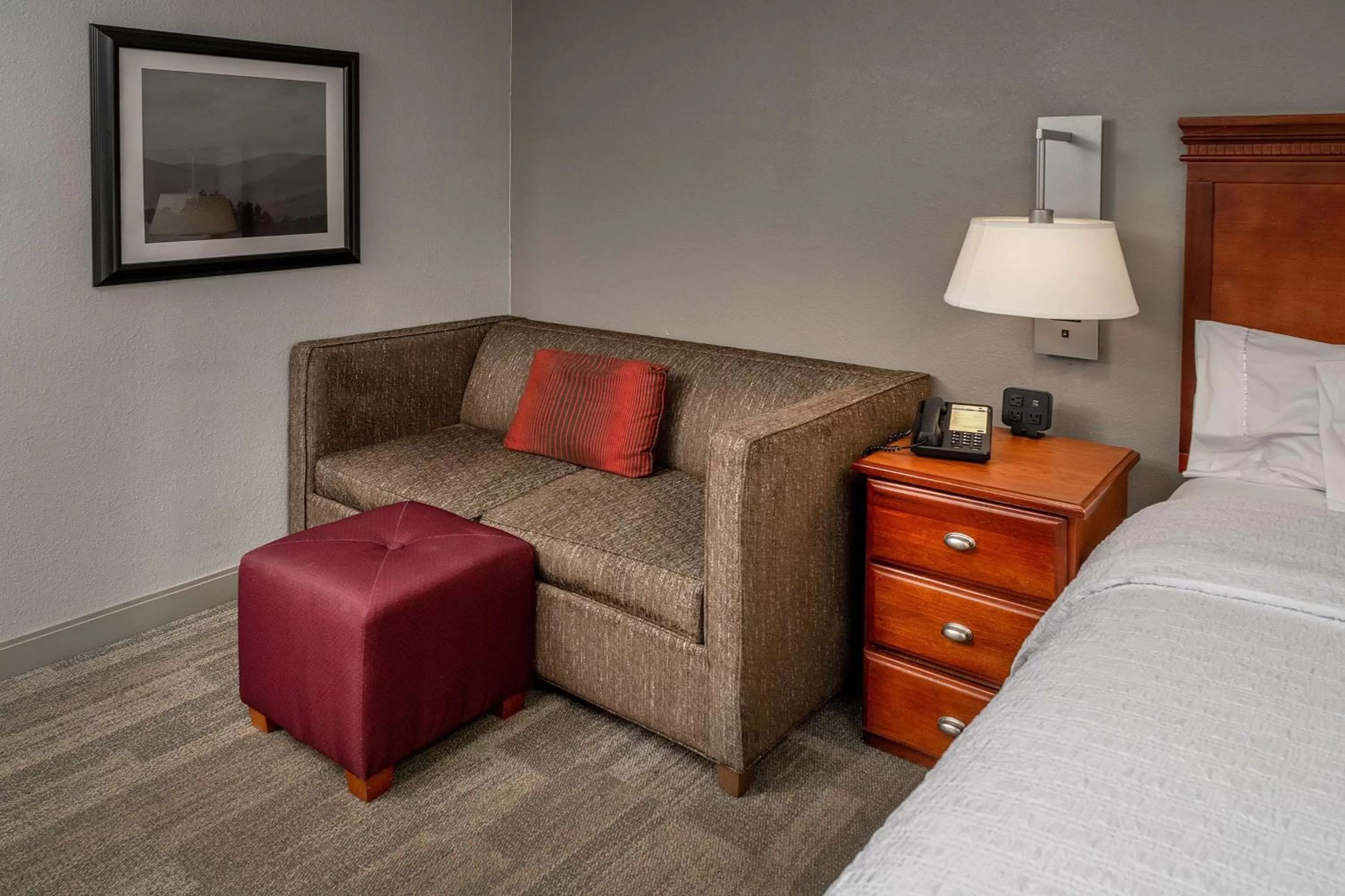 Living room, Bed in Hampton Inn Charleston Downtown