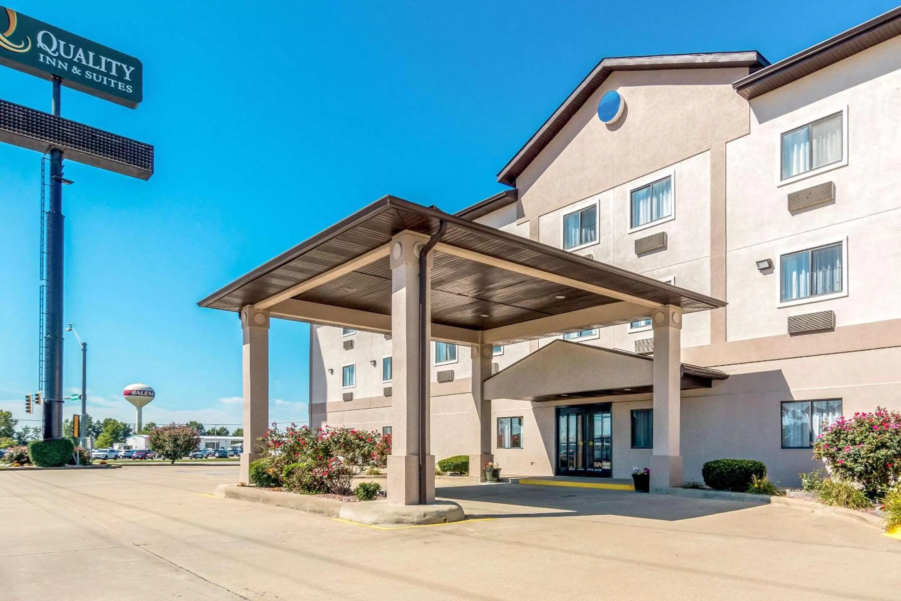 Property building in Quality Inn & Suites Salem near I-57