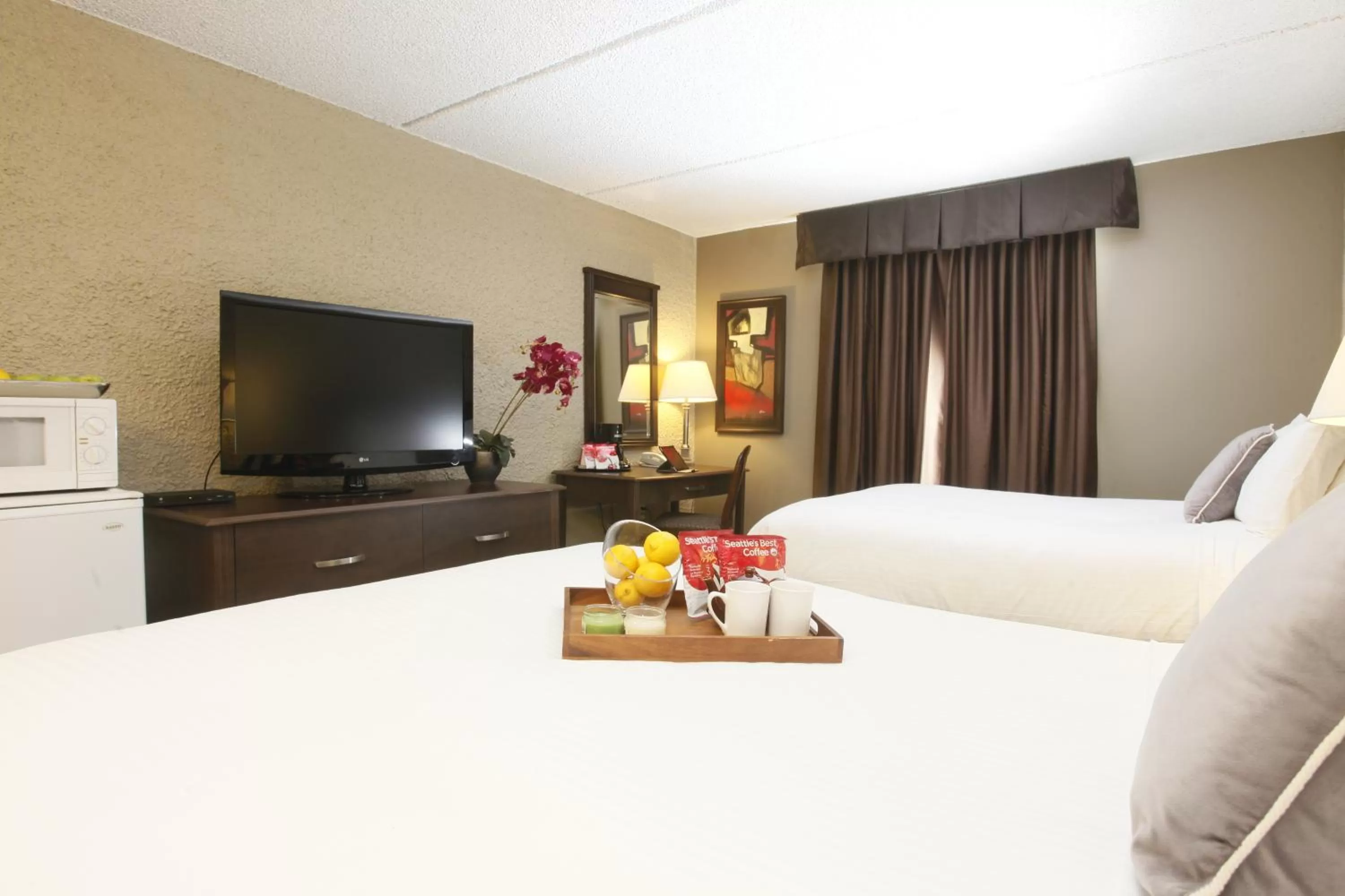 TV and multimedia, Bed in Radisson Hotel Fort St John