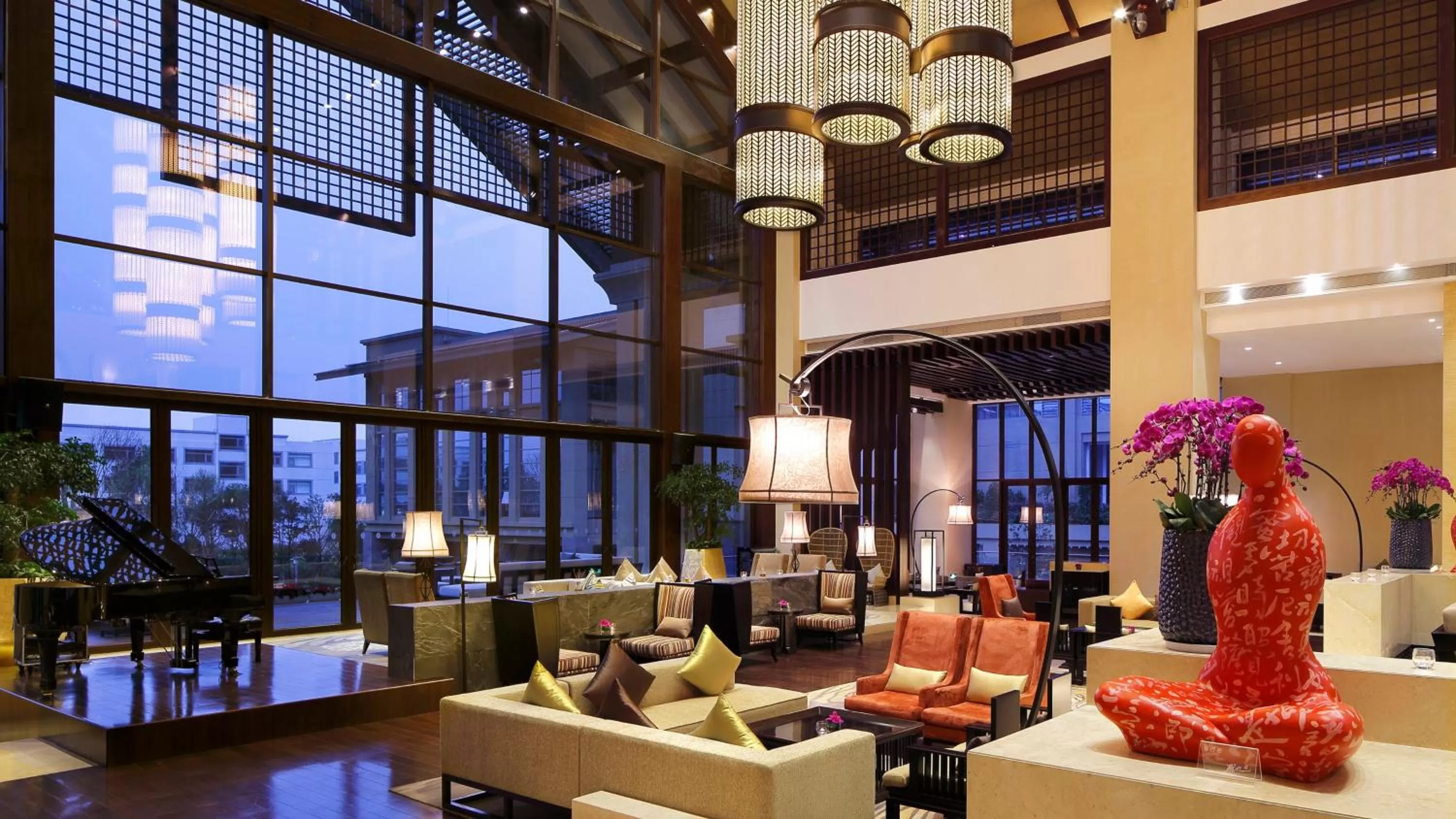 Lounge or bar in InterContinental Kunming by IHG