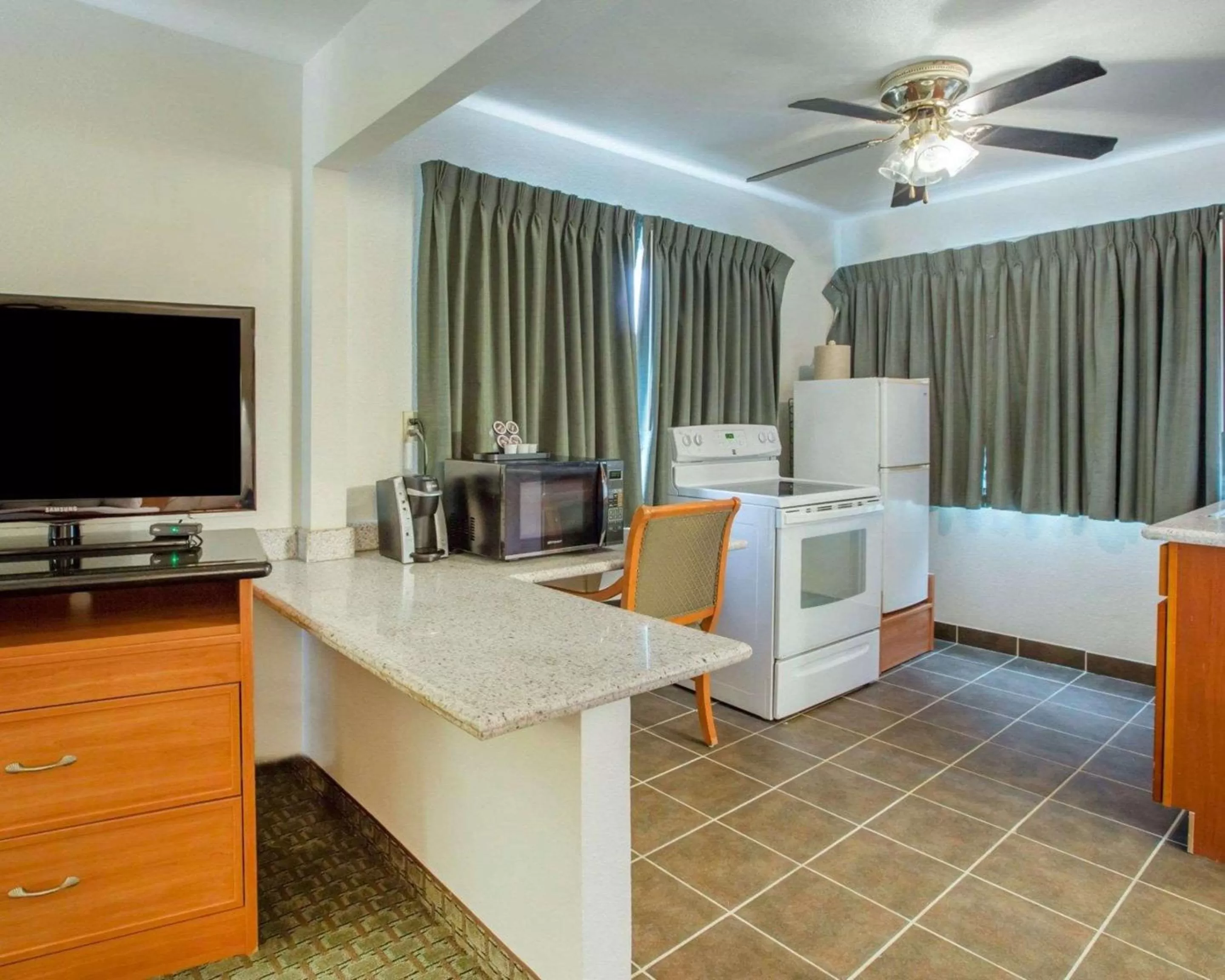 Photo of the whole room in Rodeway Inn Newport