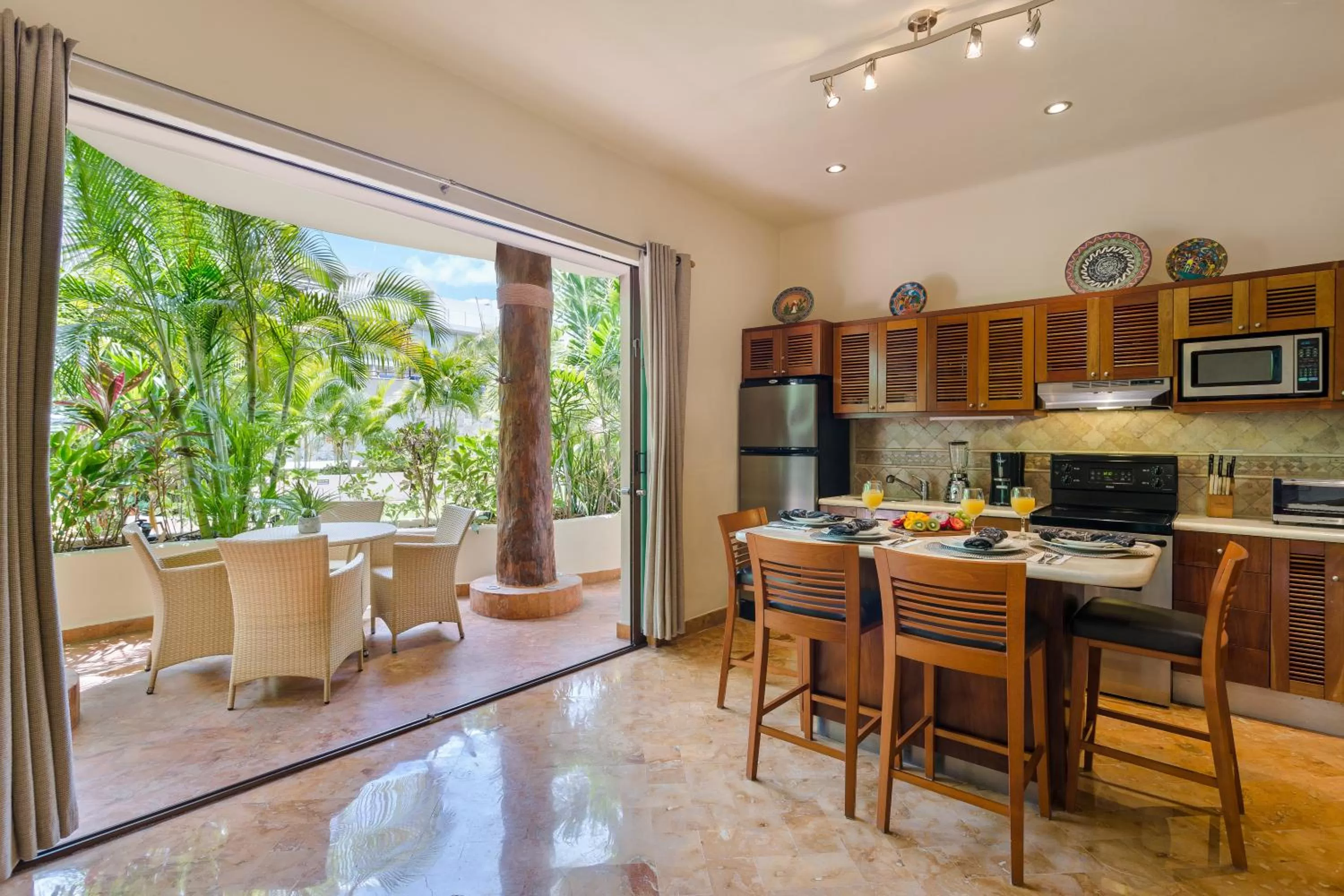 Dining area in Porto Playa Condo Hotel and Beach Club