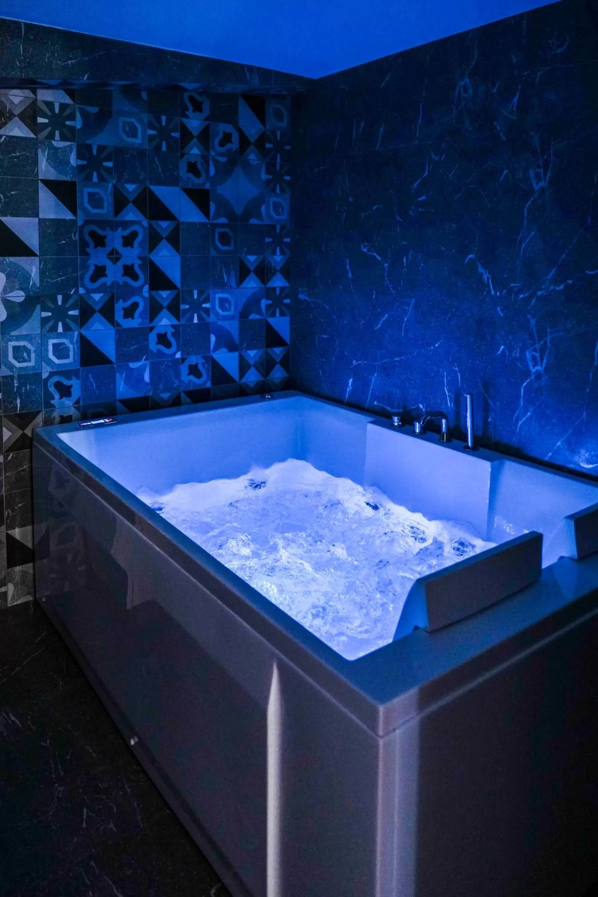 Hot Tub in Kamaroporta Luxury Apartments