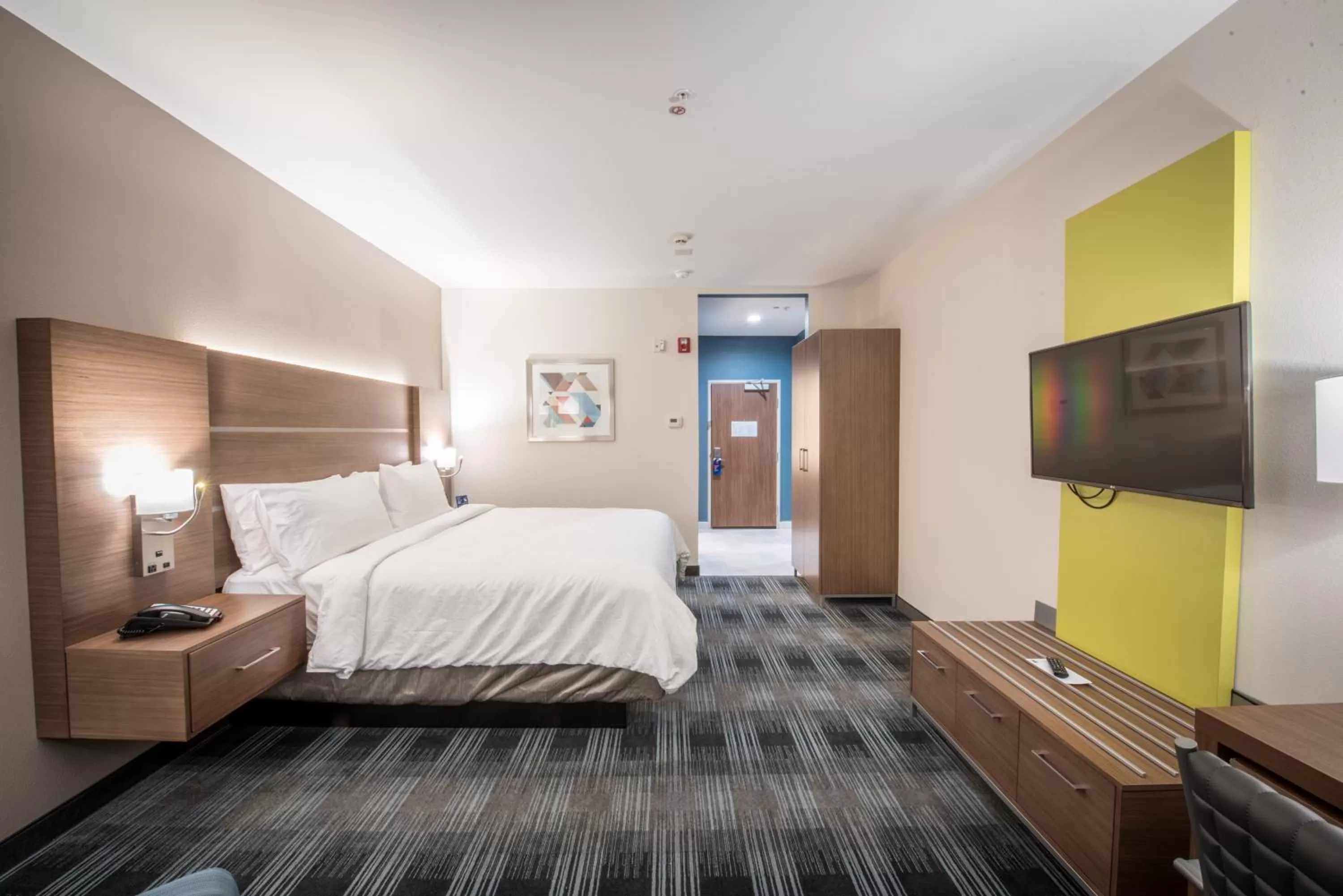 King Room with Walk-in Shower - Communications Accessible in Holiday Inn Express & Suites - Houston Westchase - Westheimer by IHG