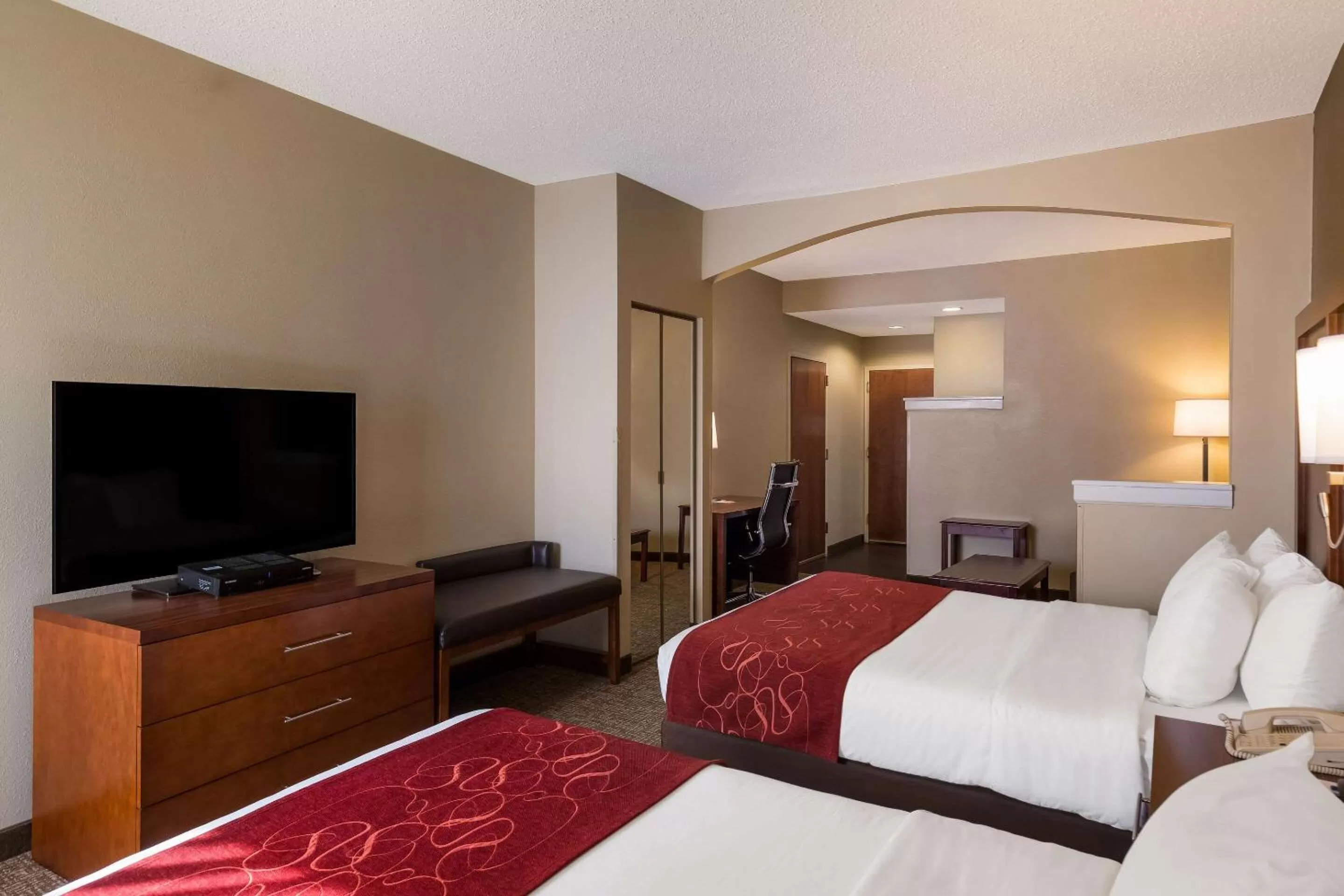 Bedroom, Bed in Comfort Suites Near University