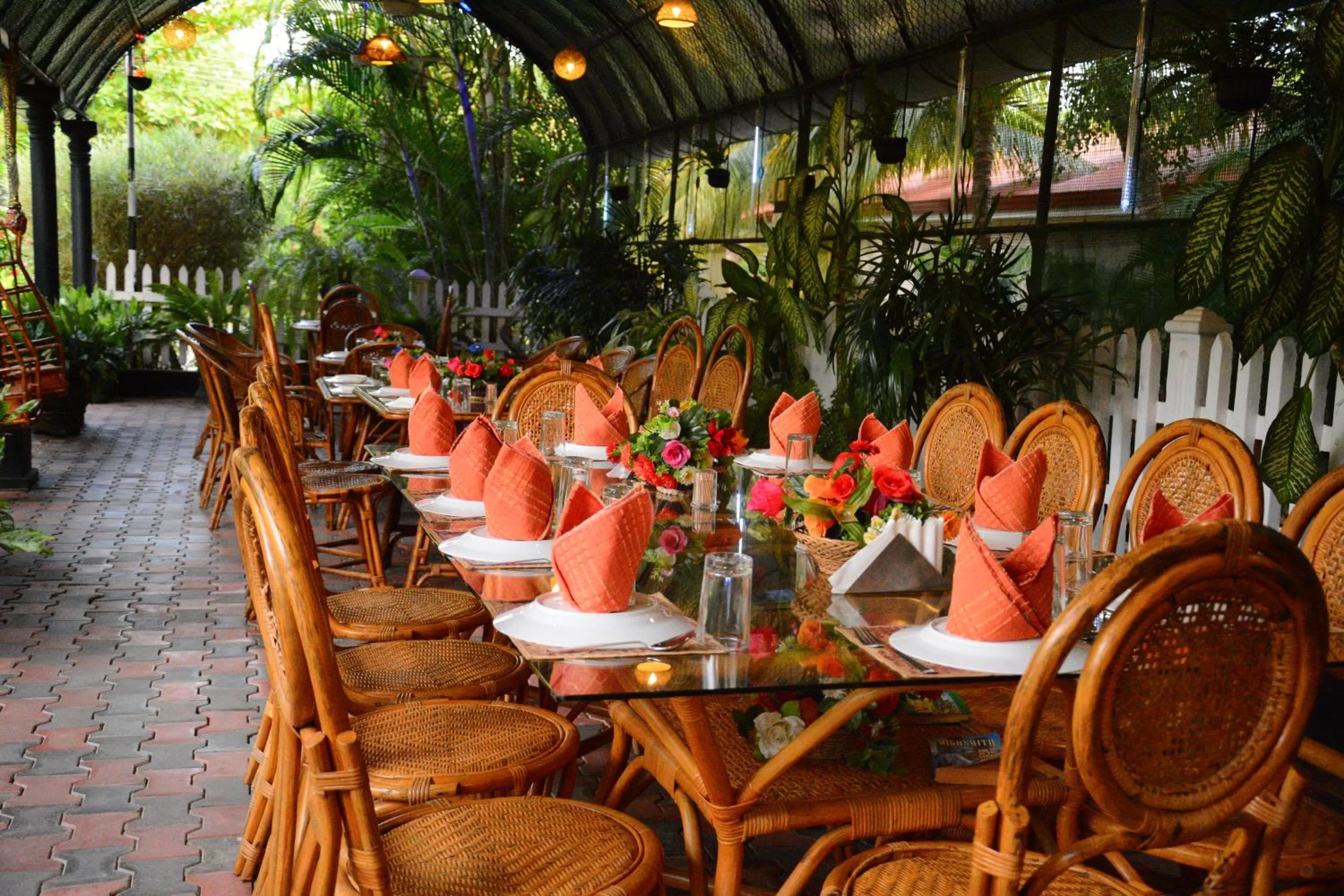 Restaurant/places to eat in JKAB Park Hotel