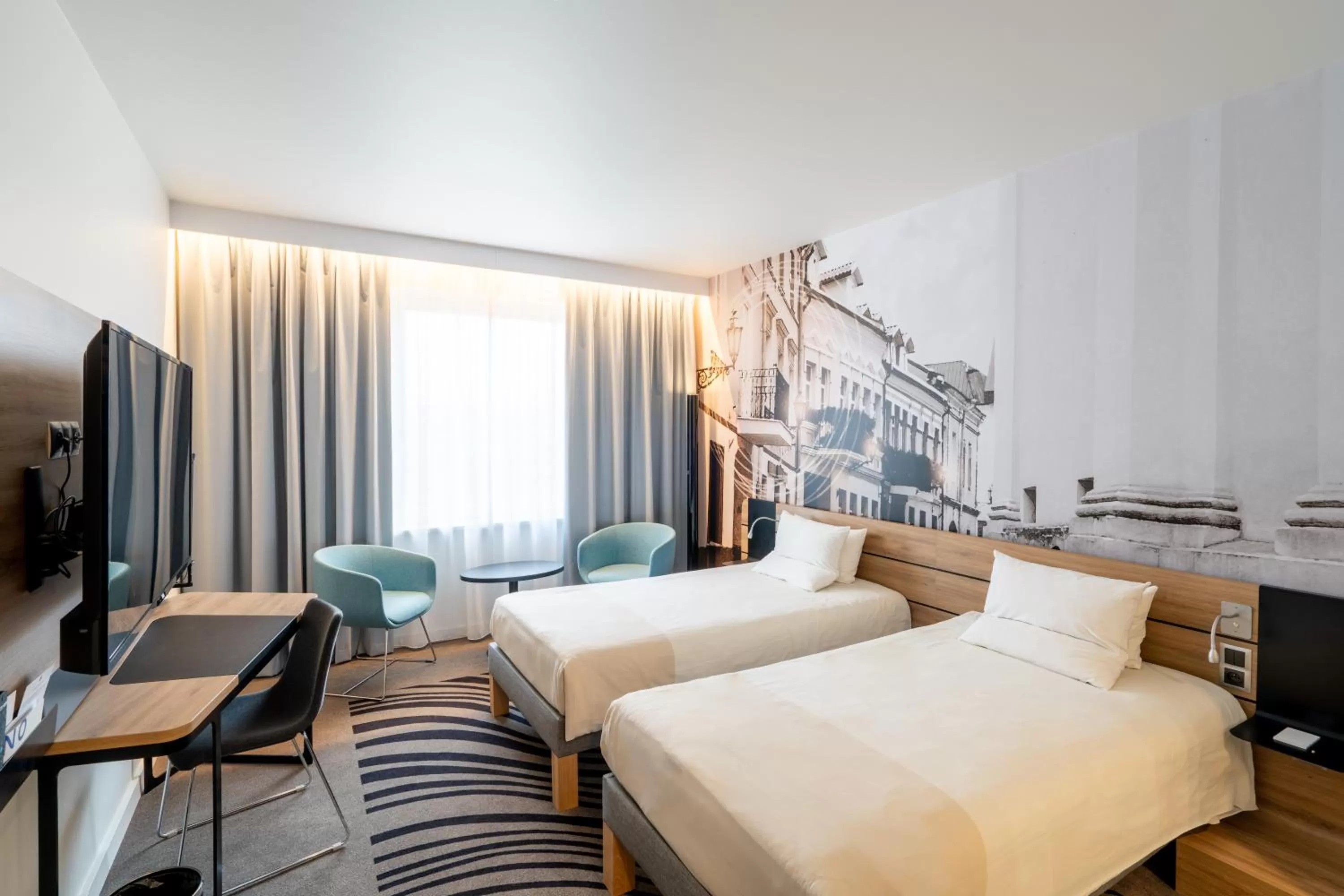 Property building, Bed in Novotel Vilnius Centre