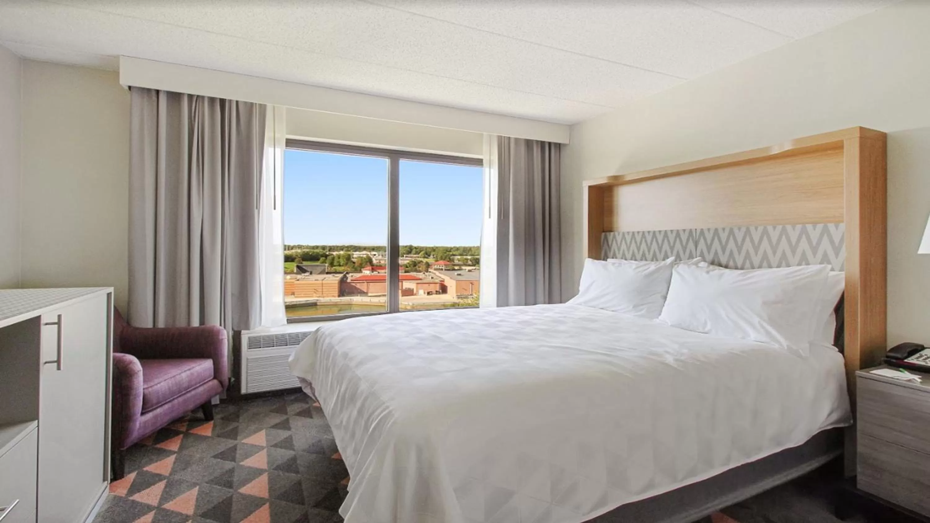 Photo of the whole room, Bed in Holiday Inn Chicago Nw Crystal Lk Conv Ctr by IHG