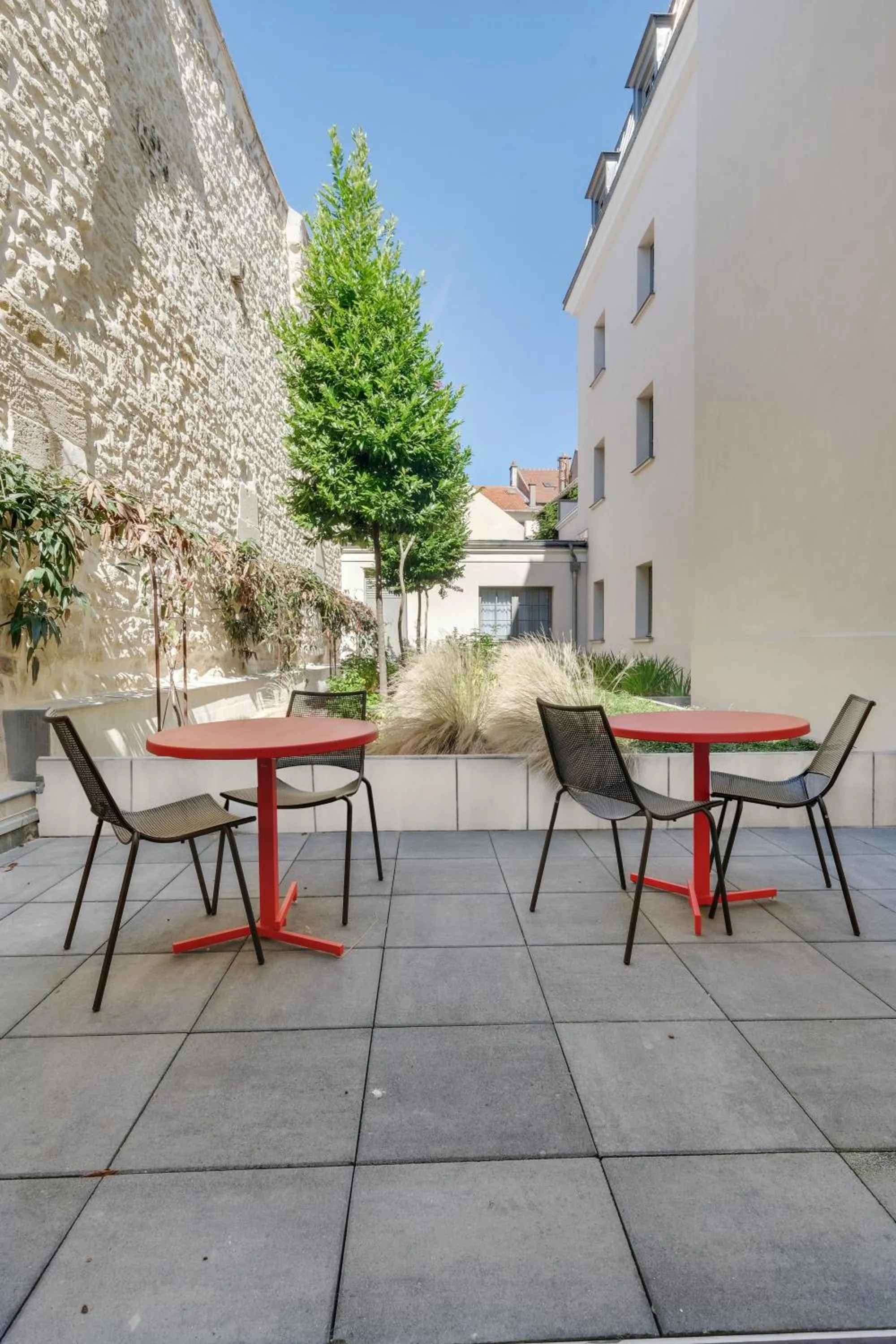Patio in ibis Saint Germain en Laye Centre