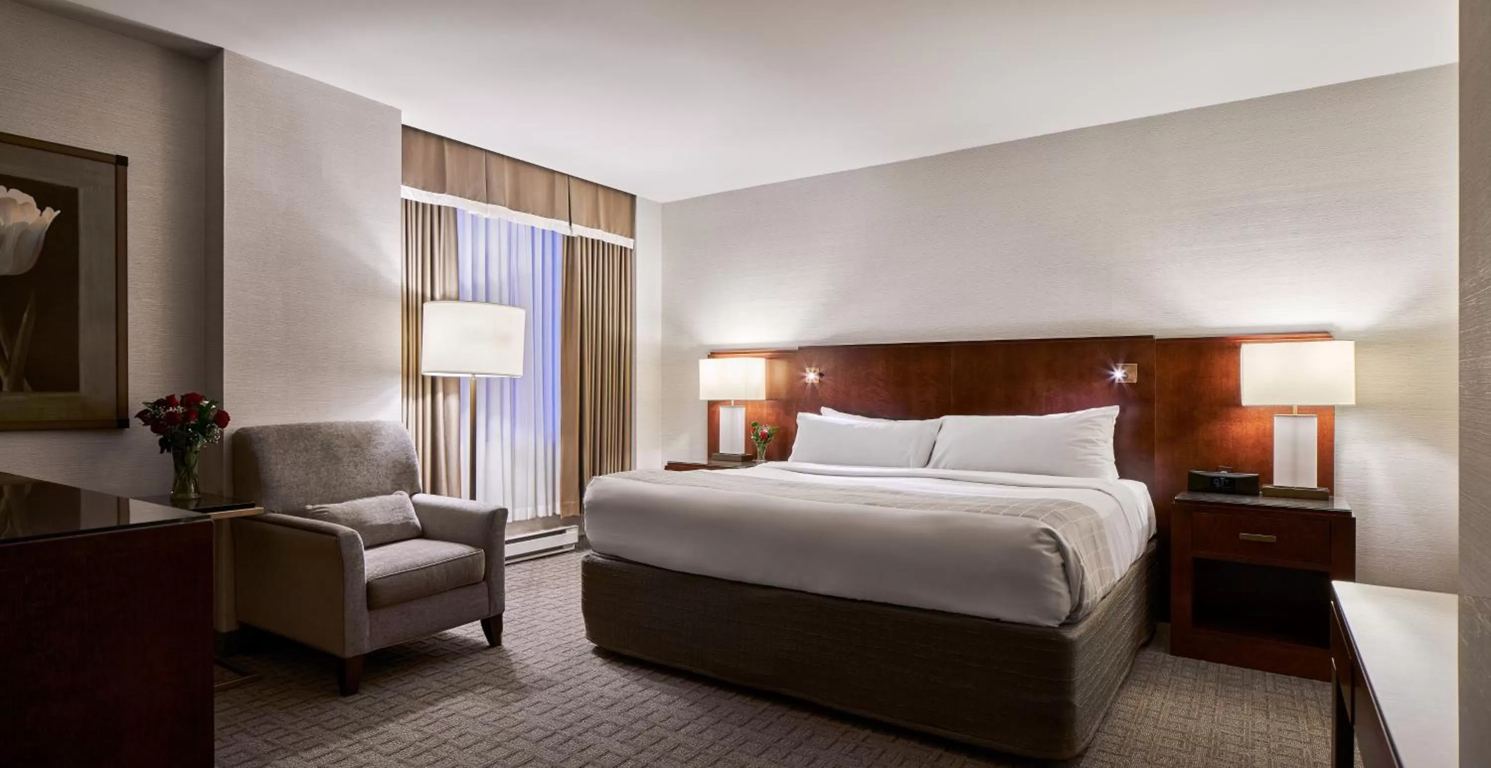 Photo of the whole room, Bed in Lord Elgin Hotel