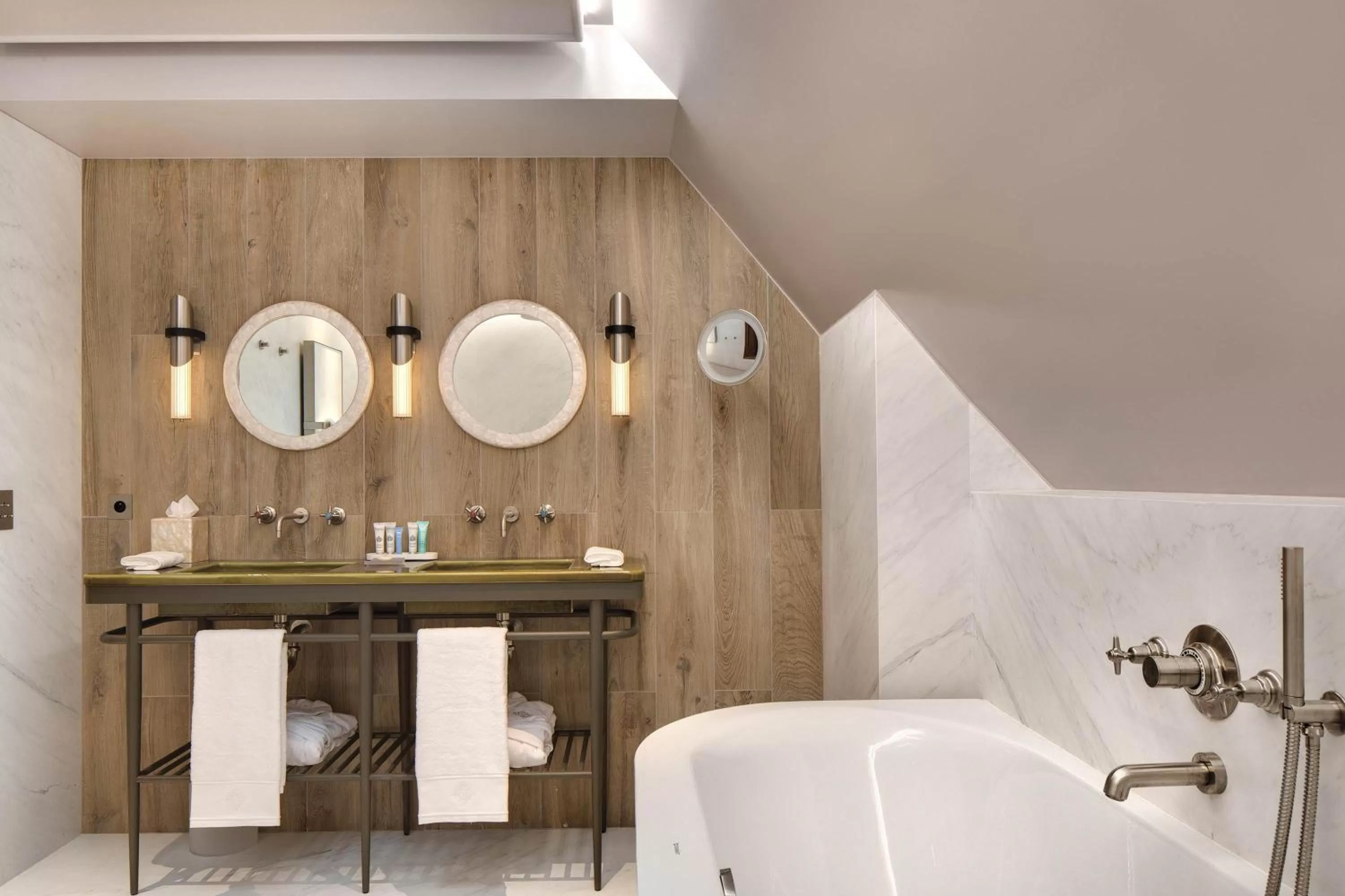 Bedroom in La Demeure Montaigne