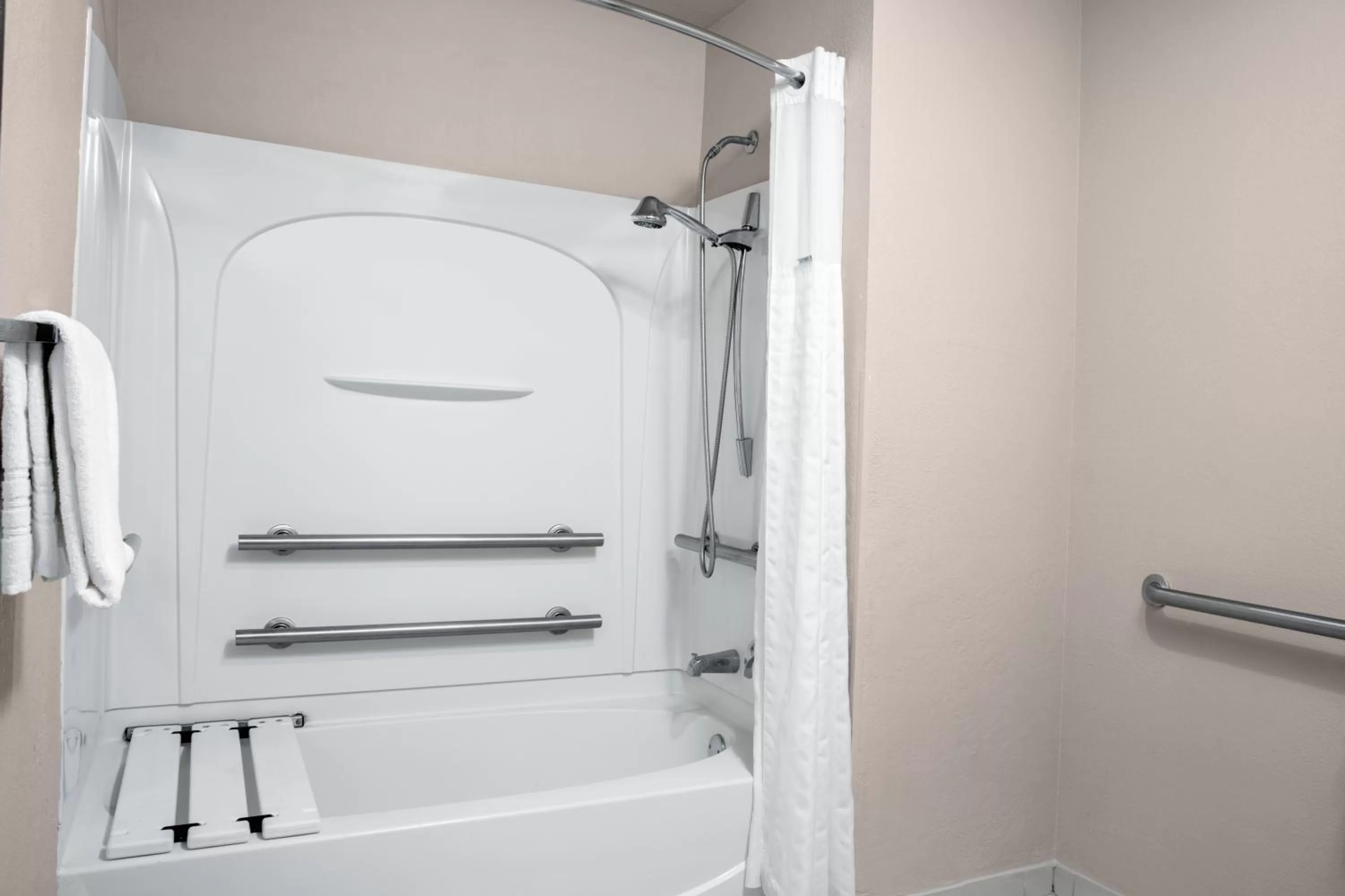 Double Room with Roll-in shower - Mobility/Hearing Accessible Room - Non-Smoking in Spark by Hilton Miami Doral