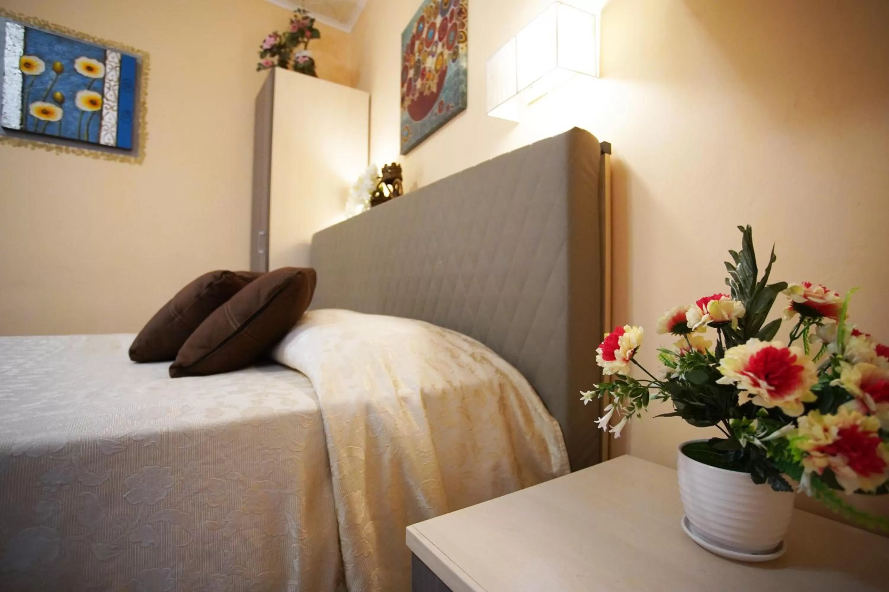 Bedroom, Bed in Golden Dreams B&B