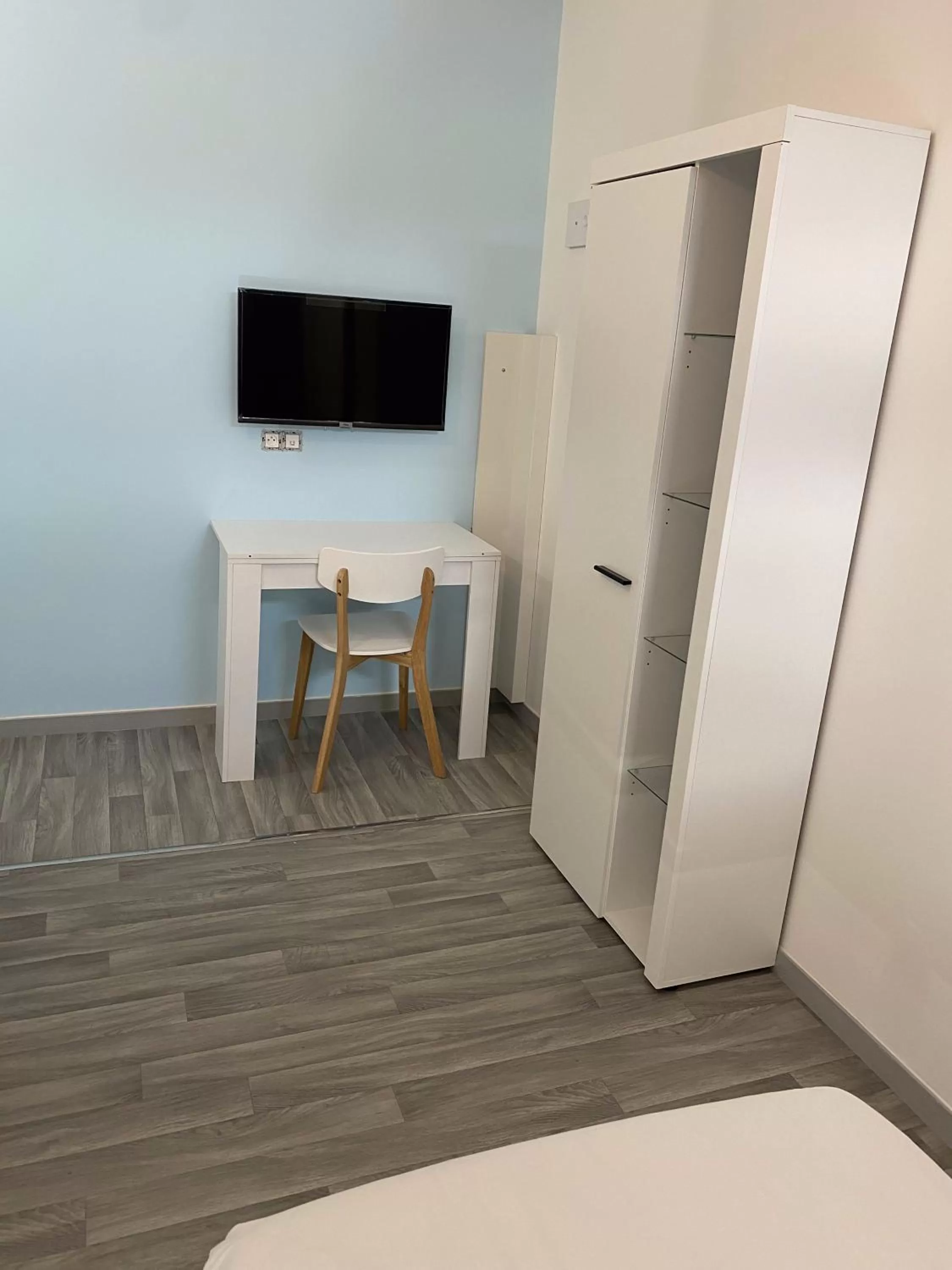 Property building, TV/Entertainment Center in APPARTEL 76 CHAMBRES