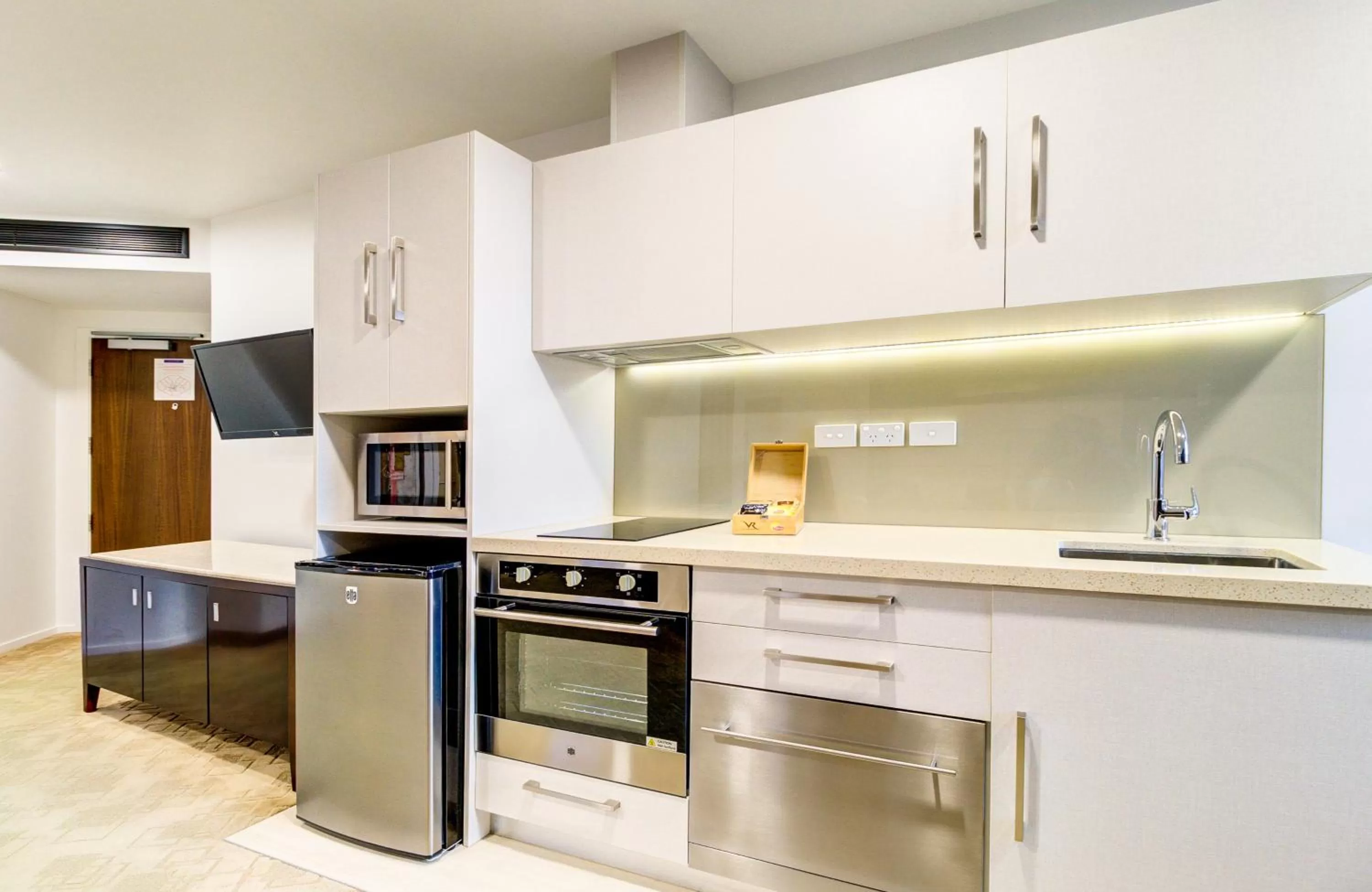 Kitchen or kitchenette in VR Queen Street Hotel & Suites
