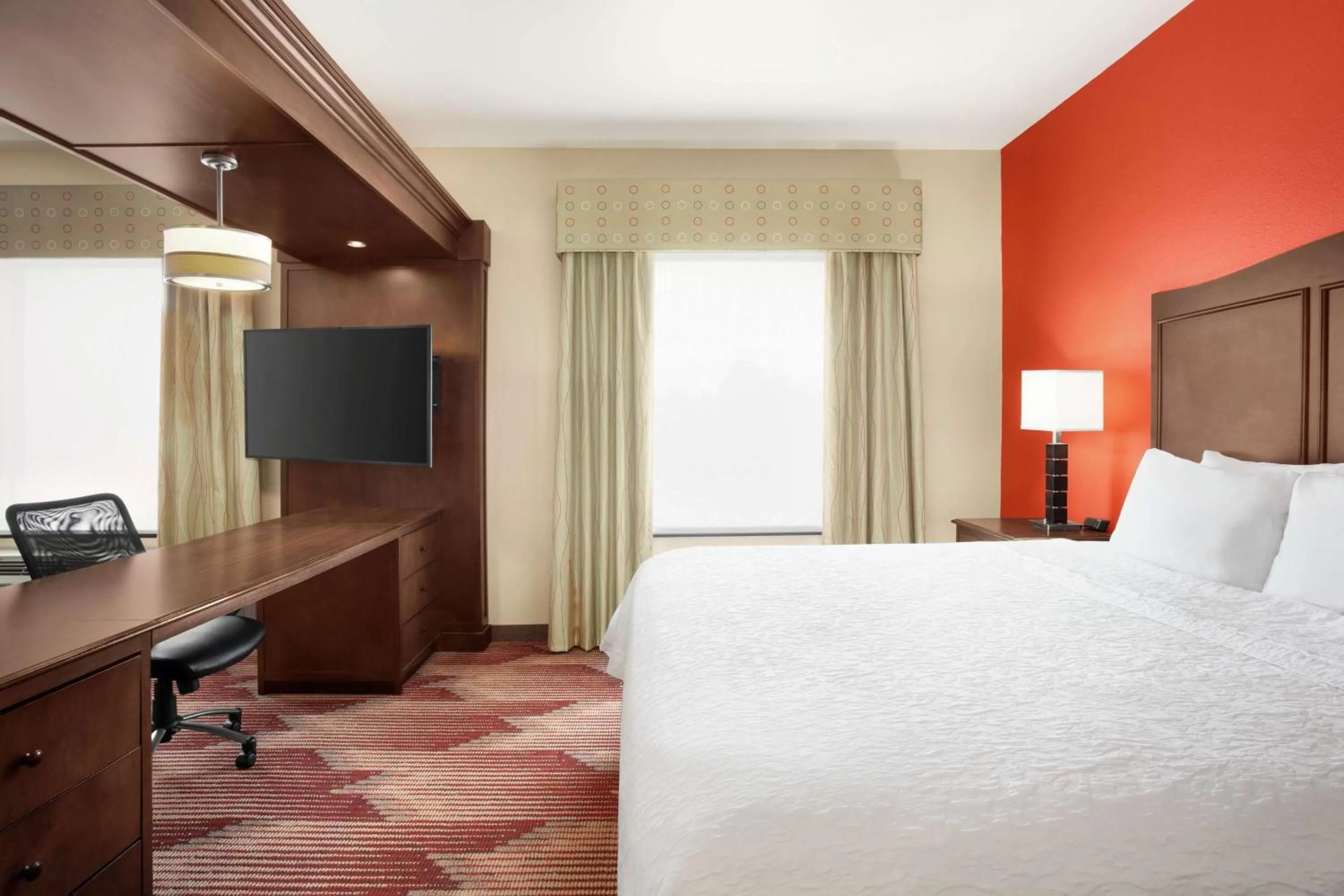 Bedroom, Bed in Hampton Inn Sulphur Springs