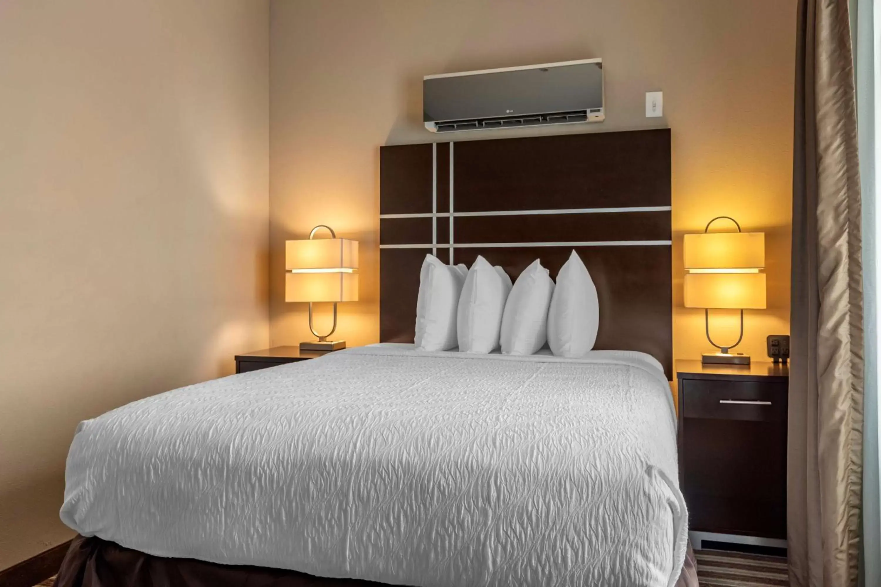 Two-Bedroom Suite with One King and Two Queen Beds in Best Western Plus North Odessa Inn & Suites Two-Bedroom Suite with One King and Two Queen Beds in Best Western Plus North Odessa Inn & Suites
