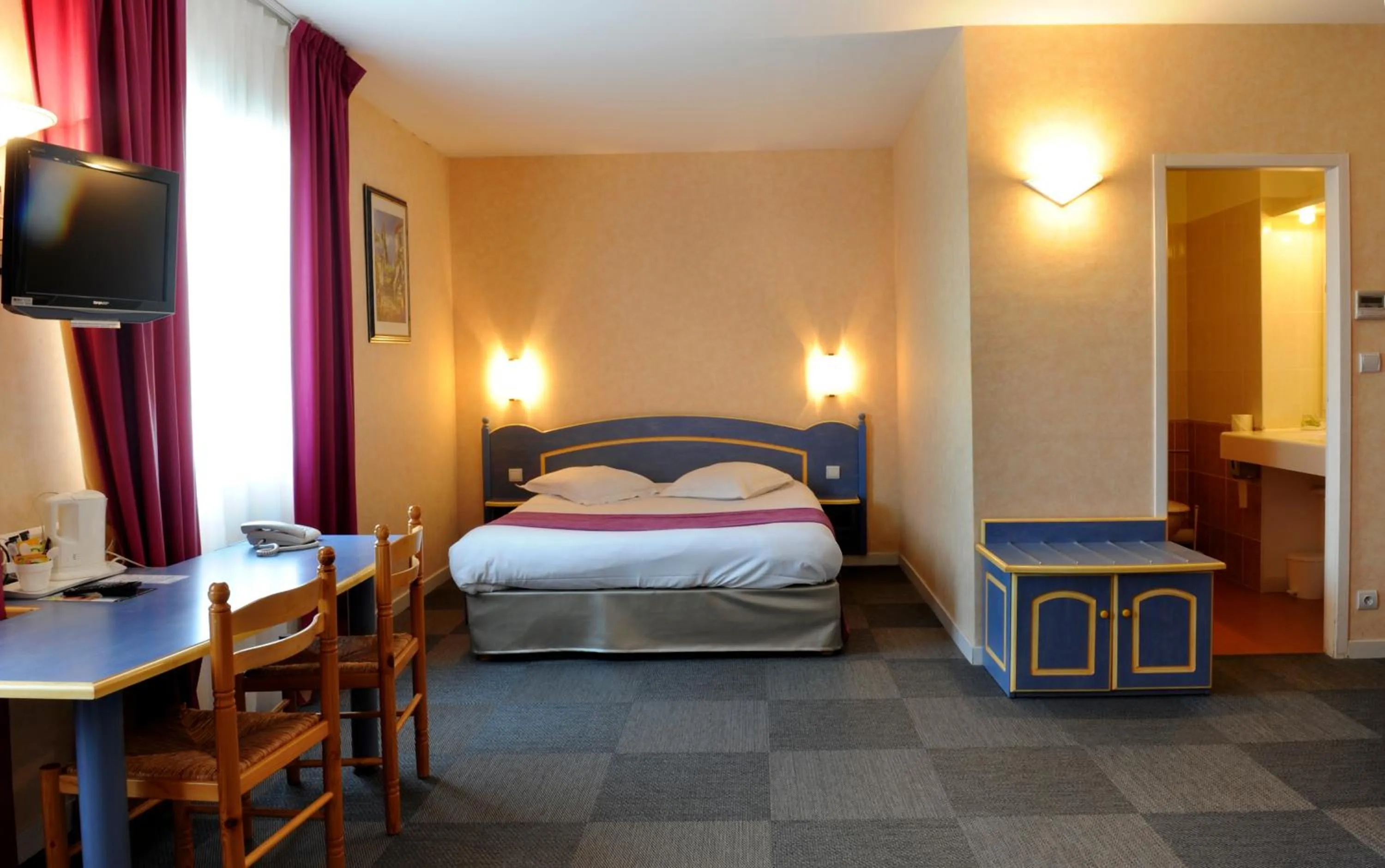 Photo of the whole room, Bed in The Originals City, Hôtel des Arènes, Saintes