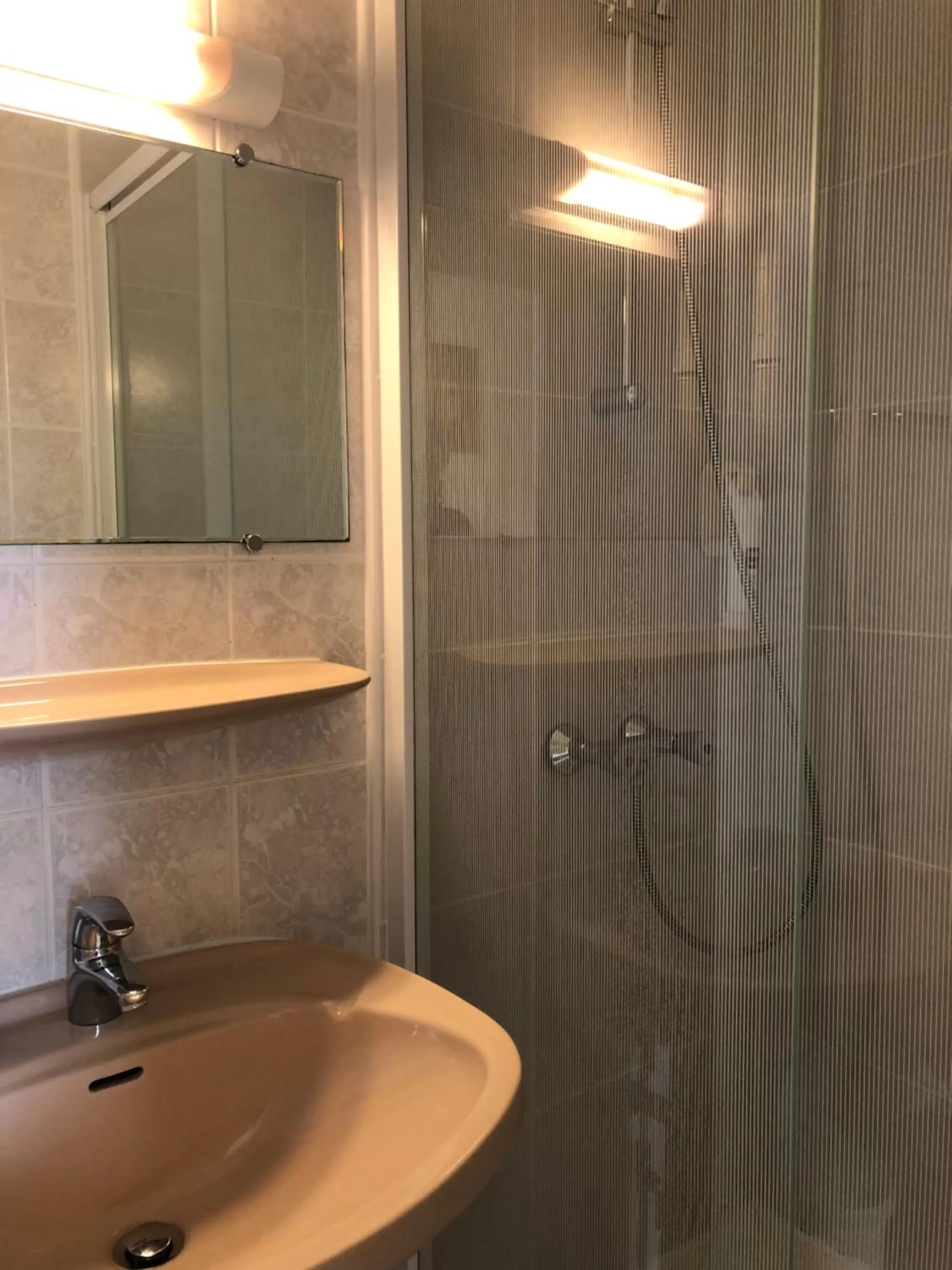 Bathroom in Enzo Hotels Neufchâteau by Kyriad Direct