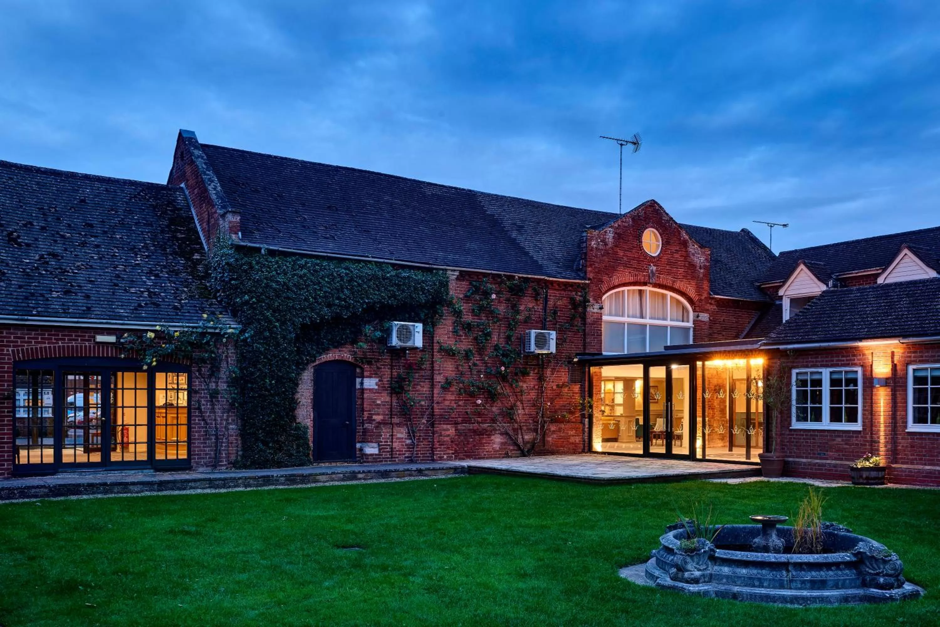 Property building in Kings Court Hotel Alcester, BW Signature Collection