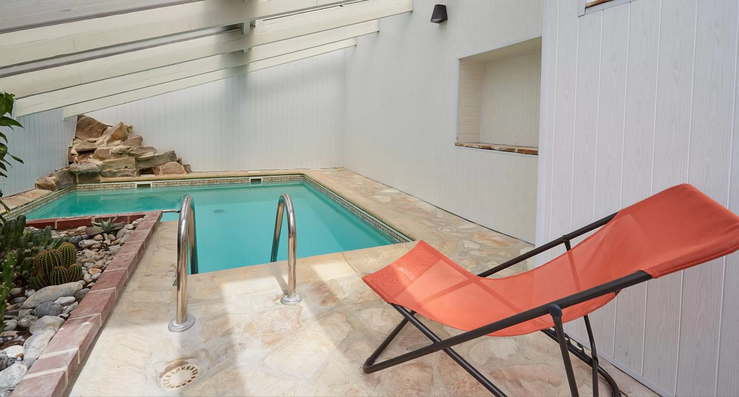Swimming pool in The Originals Hôtel Le Cise Restaurant Chambres et Suites