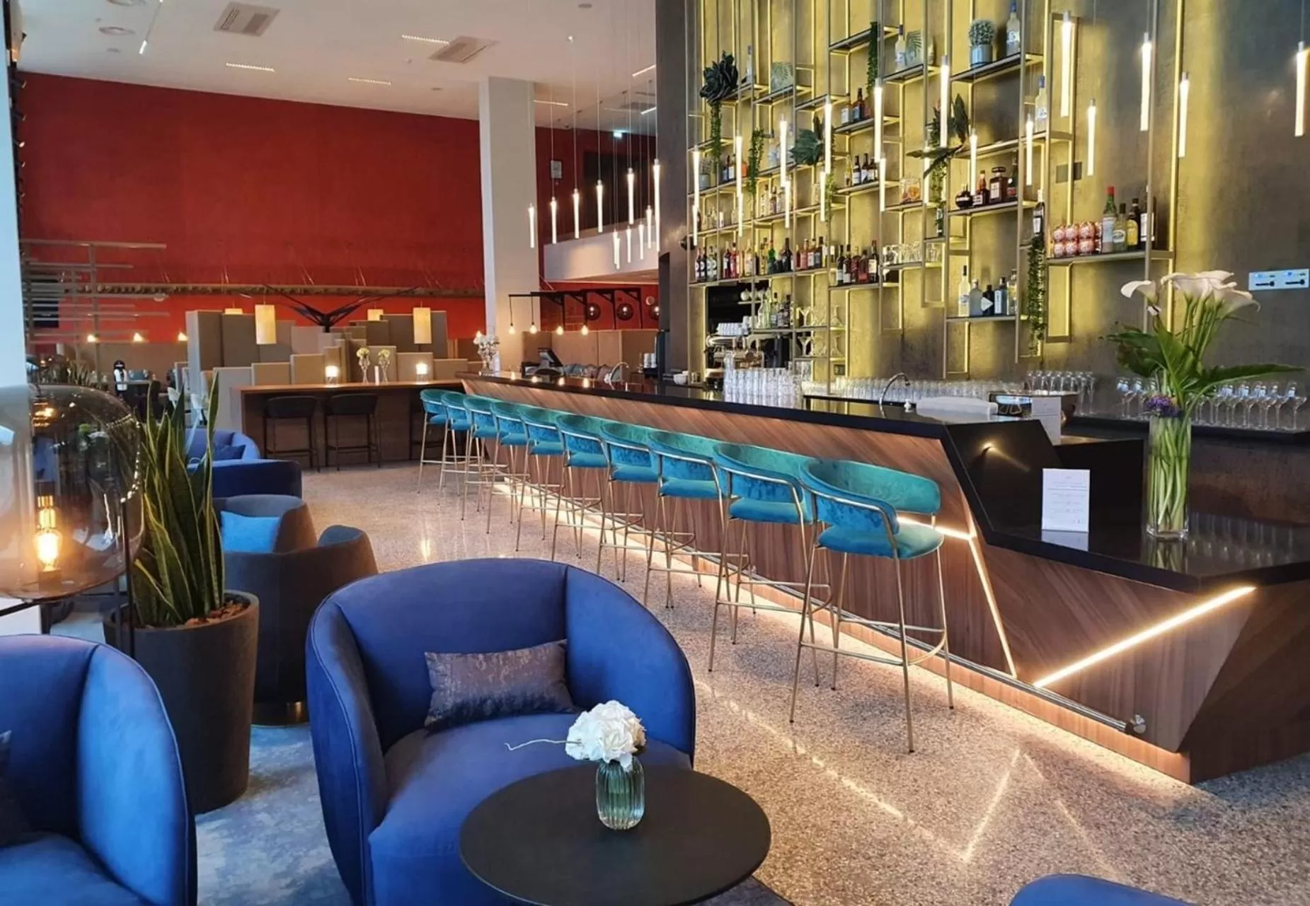 Lounge or bar in Crowne Plaza - Nice - Grand Arenas by IHG