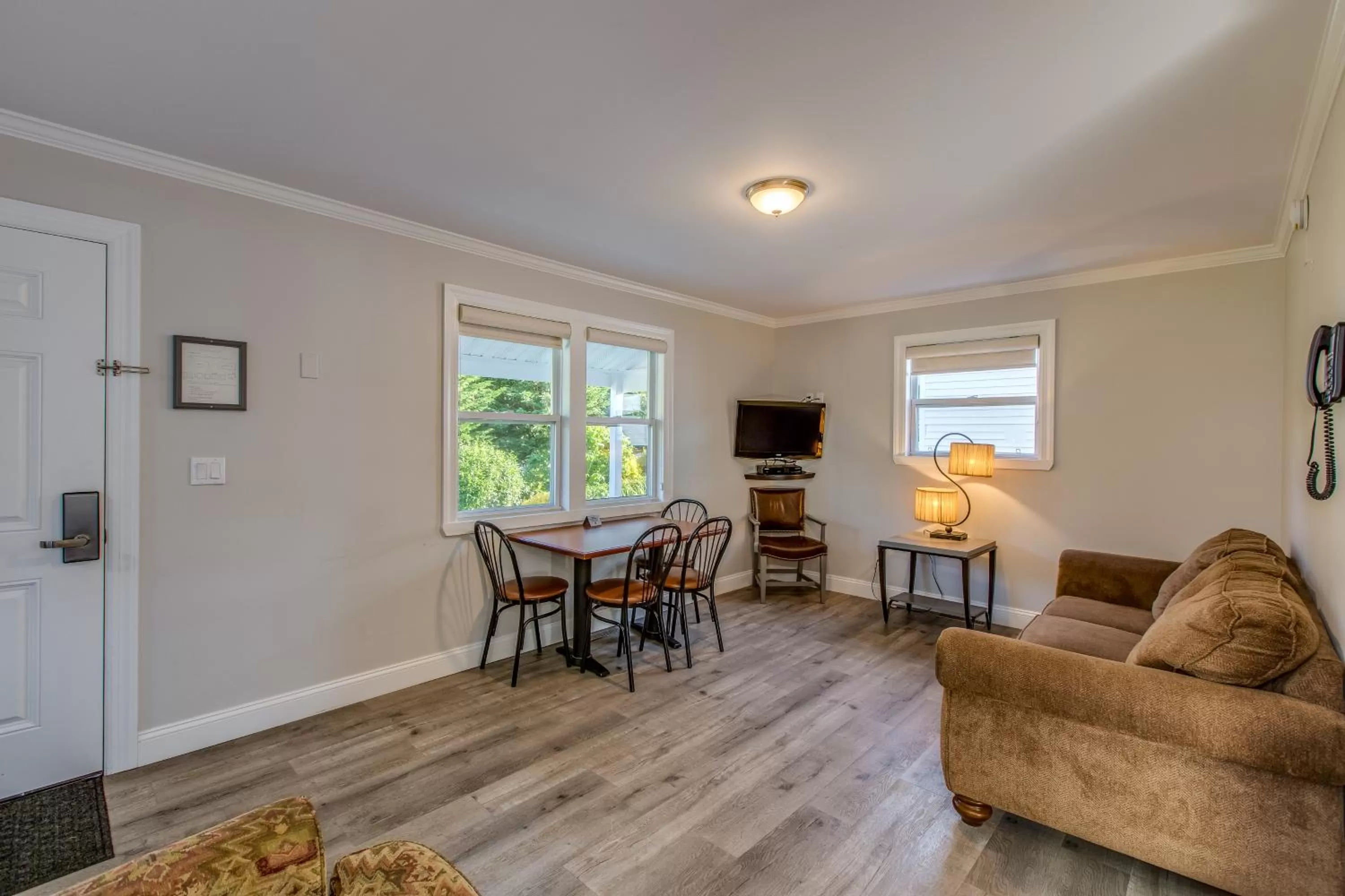 Dining Area in Colonial Shores Resort