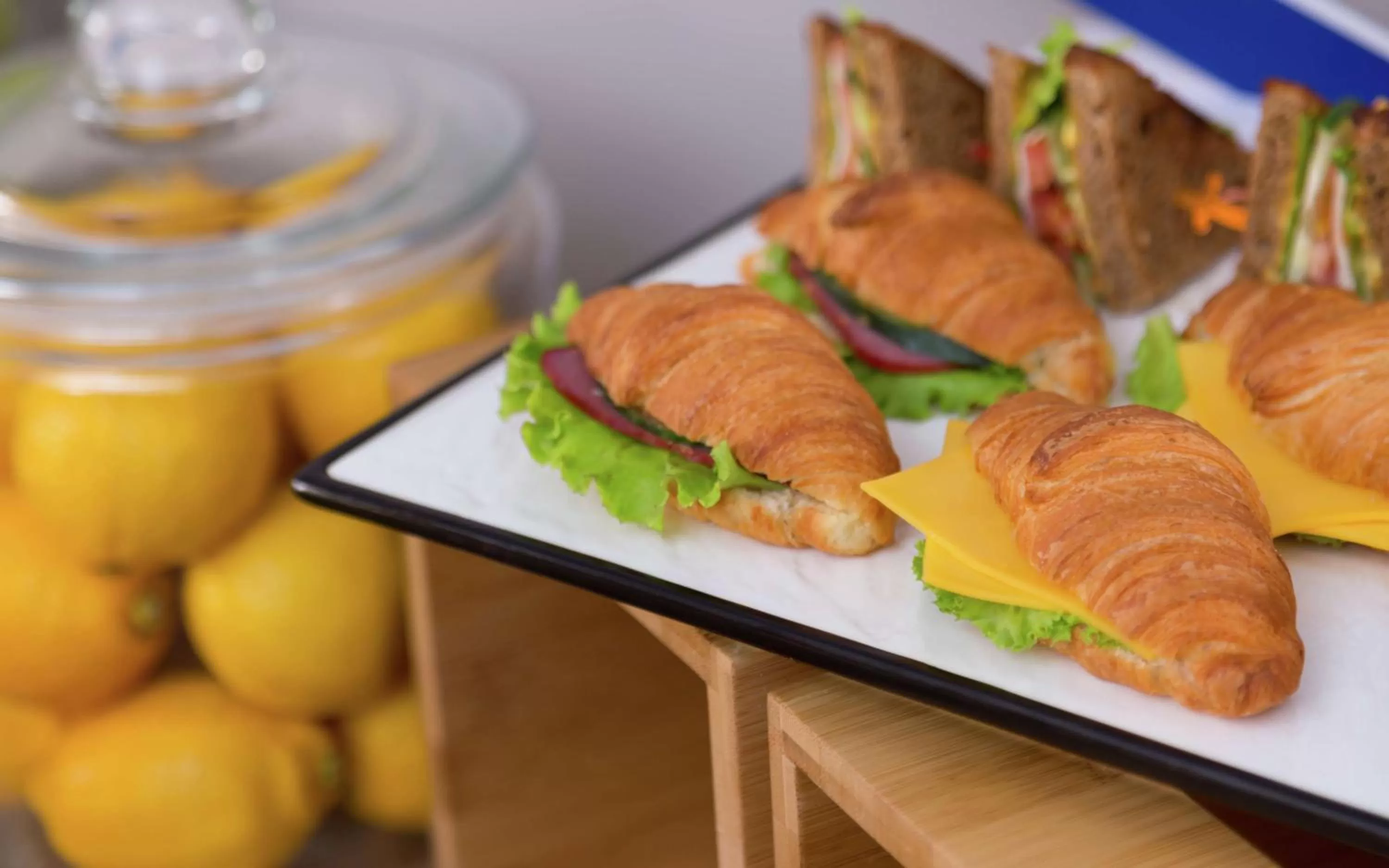 Dining area in Hampton By Hilton Astana Triumphal Arch