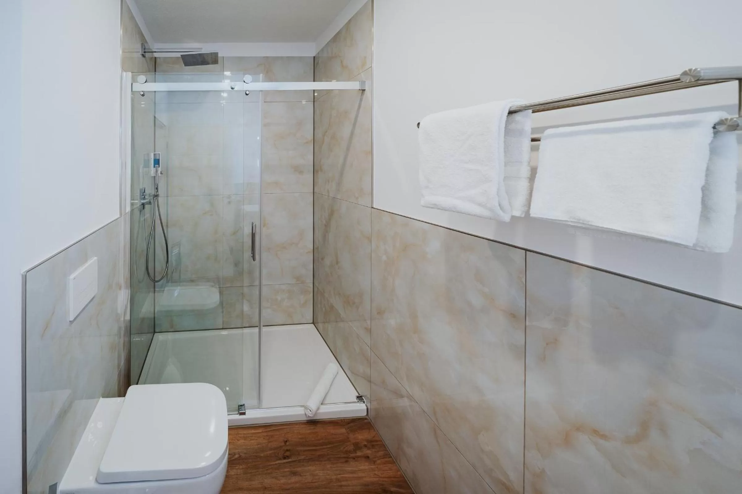 Shower in RobrookS Hotel Garni