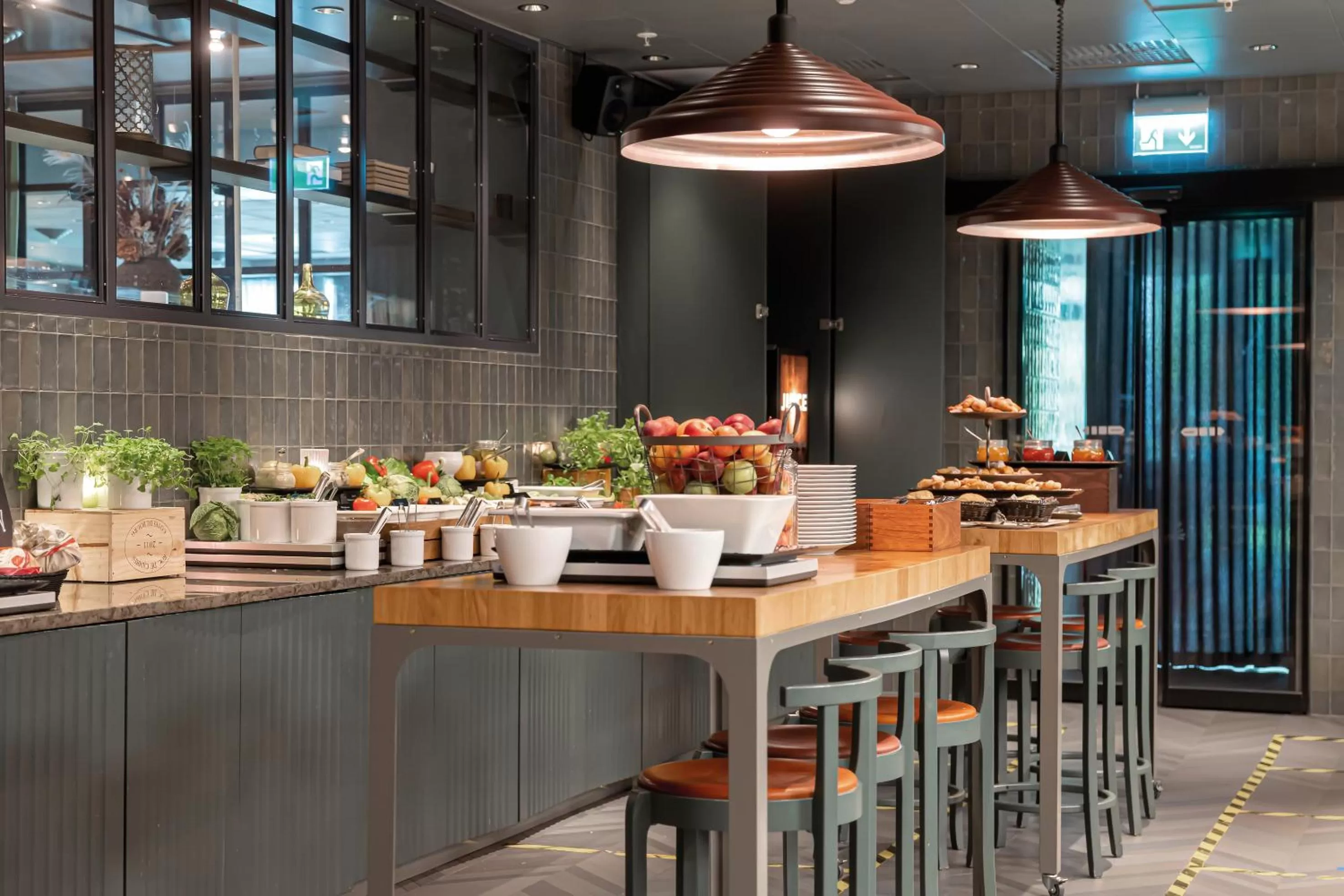 Restaurant/places to eat in Elite Park Avenue Hotel