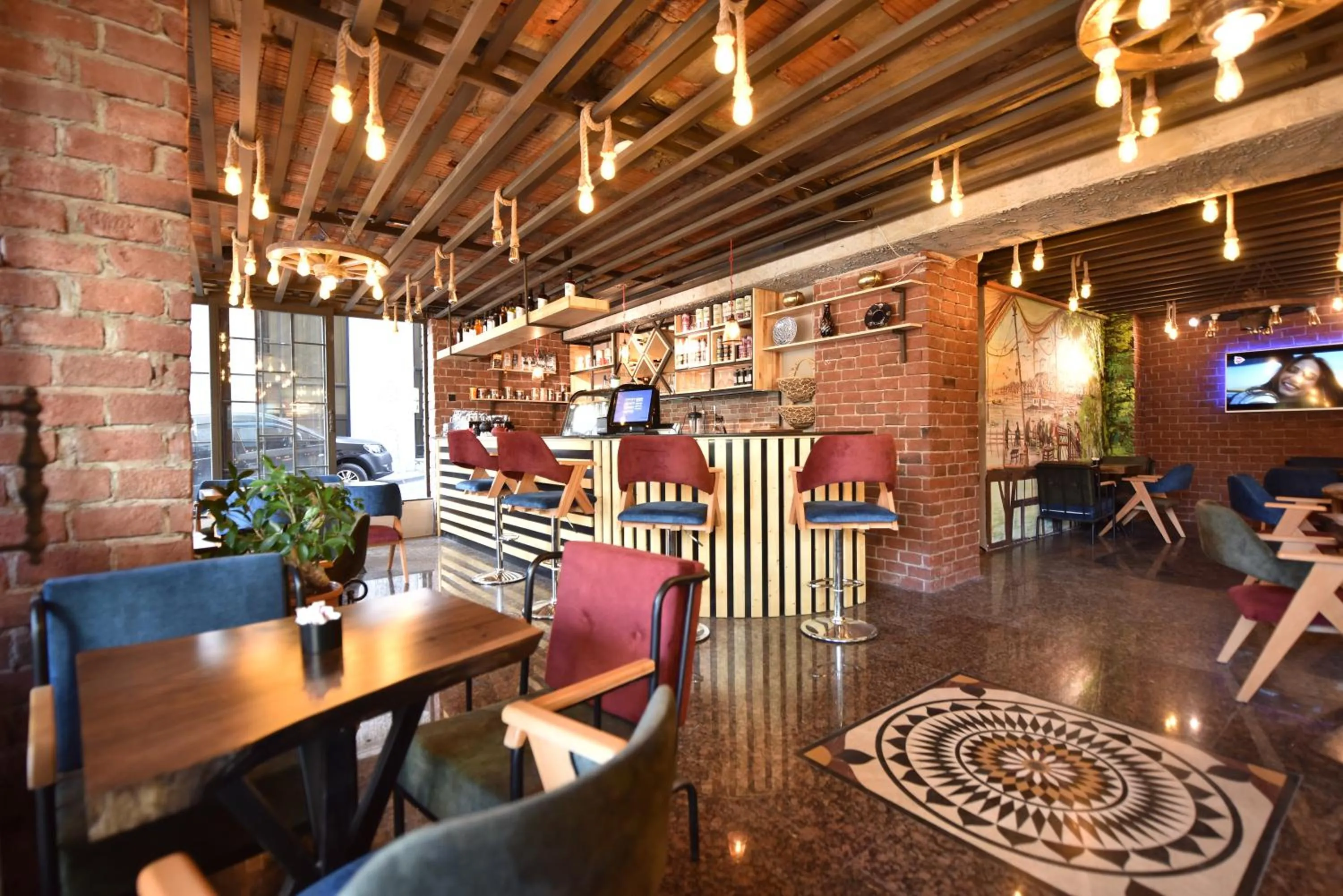 Restaurant/places to eat in Sunlight Hotel