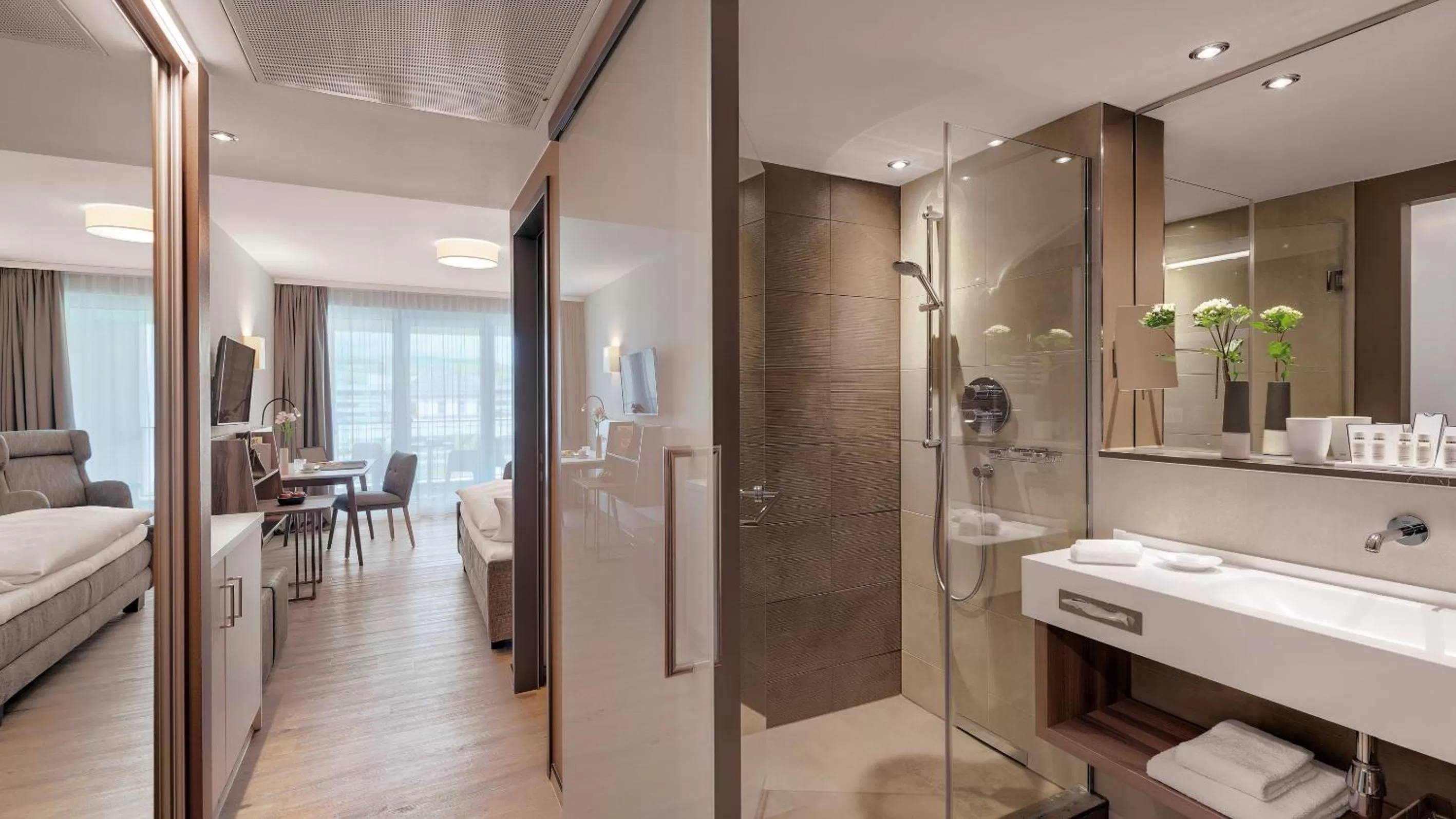 Shower, Bed in Hotel Stadt Lörrach