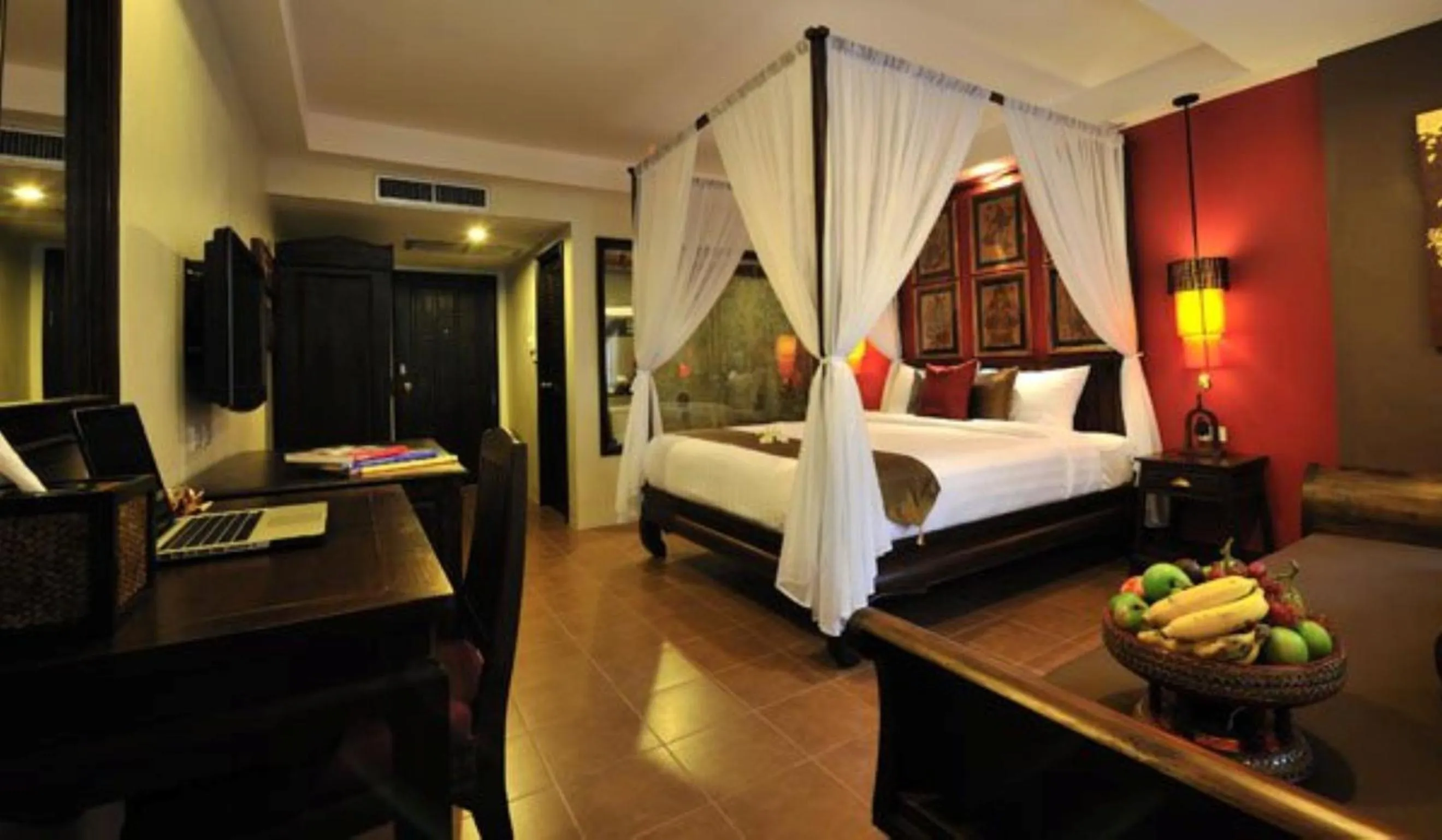 Photo of the whole room, Bed in Siralanna Hotel