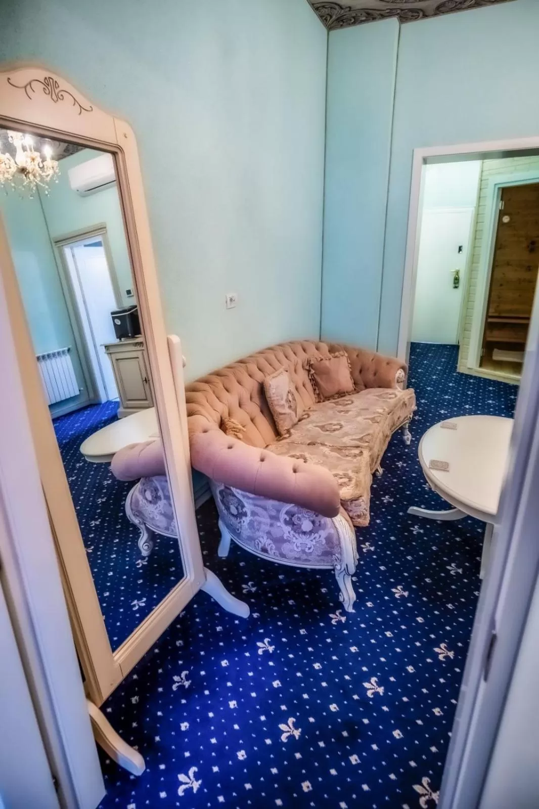 Living room in JMR Royal -Luxury Rooms & Private Sauna